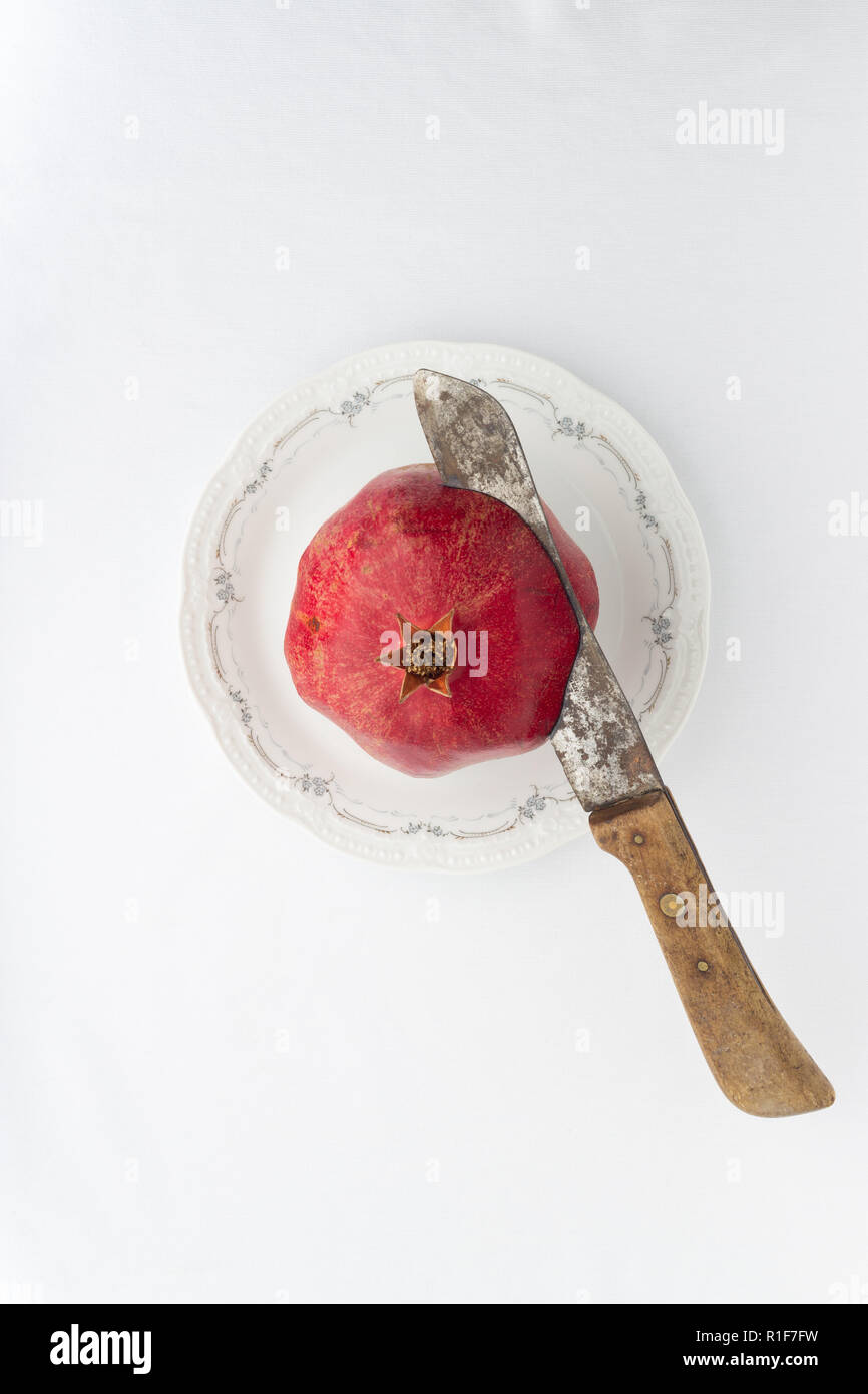 aufgeschnittener Granatapfel auf eine Porzellanteller Stock Photo
