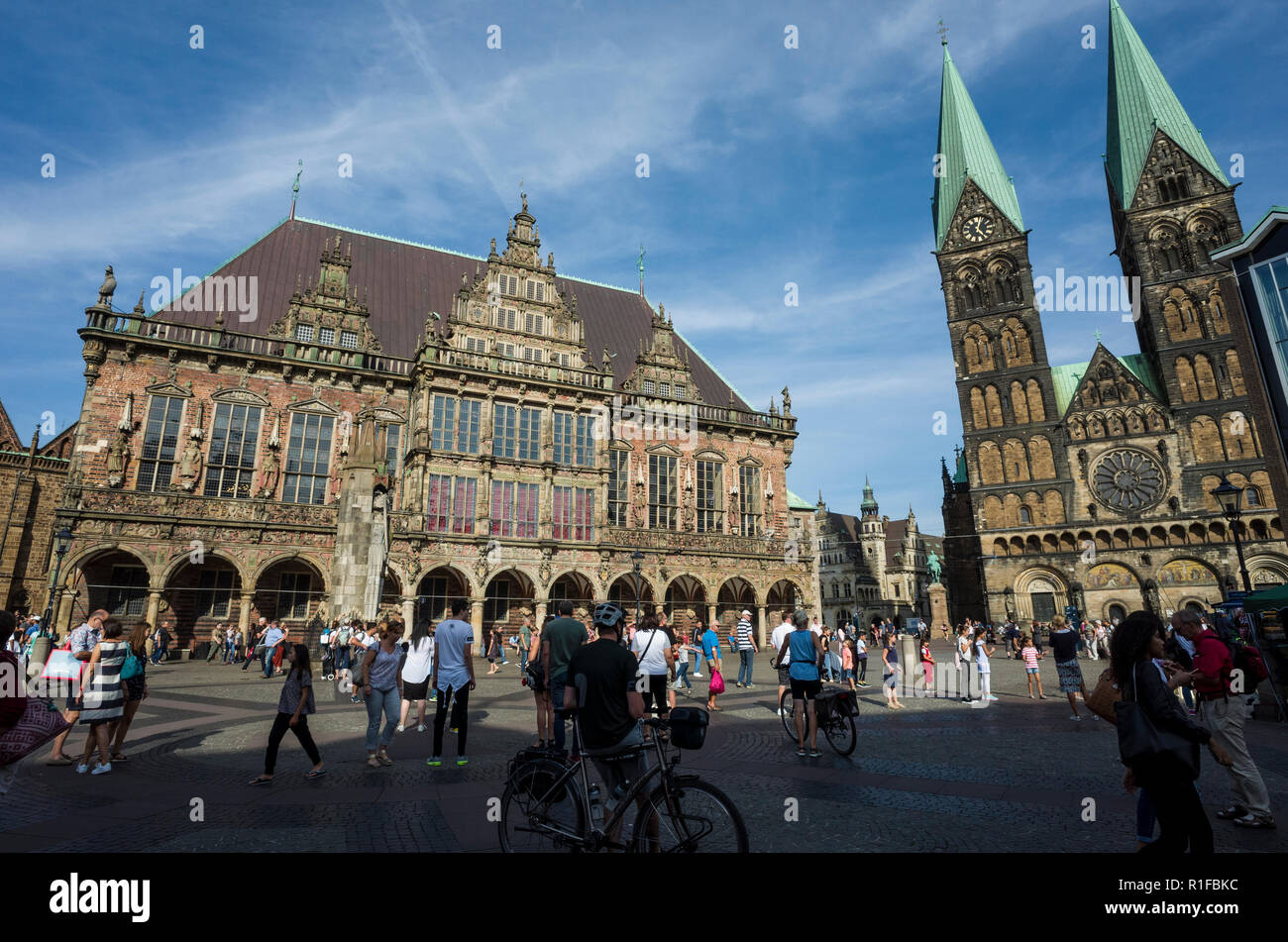 Marktplatz, Bremen. Deutschland Germany.  A scene looking across the market square towards the town hall, Rathous.  It's a sunny day so there are many tourist holiday makers out exploring and enjoying the sunshine. Stock Photo