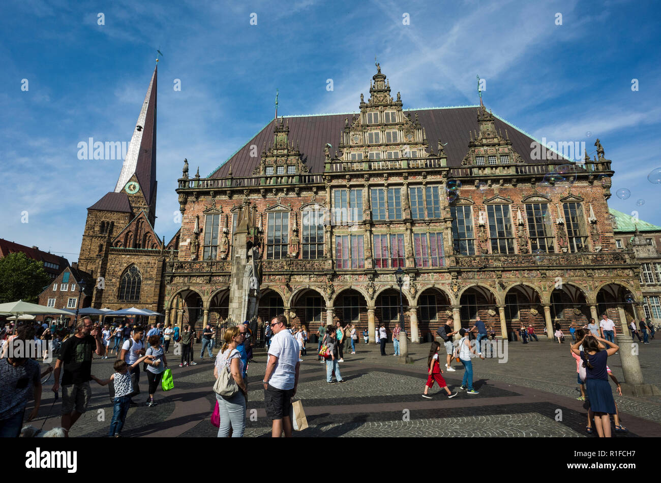 Marktplatz, Bremen. Deutschland Germany.  A scene looking across the market square towards the town hall, Rathous.  It's a sunny day so there are many tourist holiday makers out exploring and enjoying the sunshine. Stock Photo