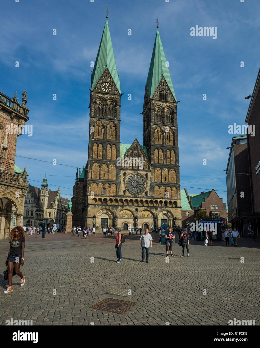 Marktplatz, Bremen. Deutschland Germany.  A scene looking across the market square towards the medieval church.  It's a sunny day so there are many tourist holiday makers out exploring and enjoying the sunshine. Stock Photo