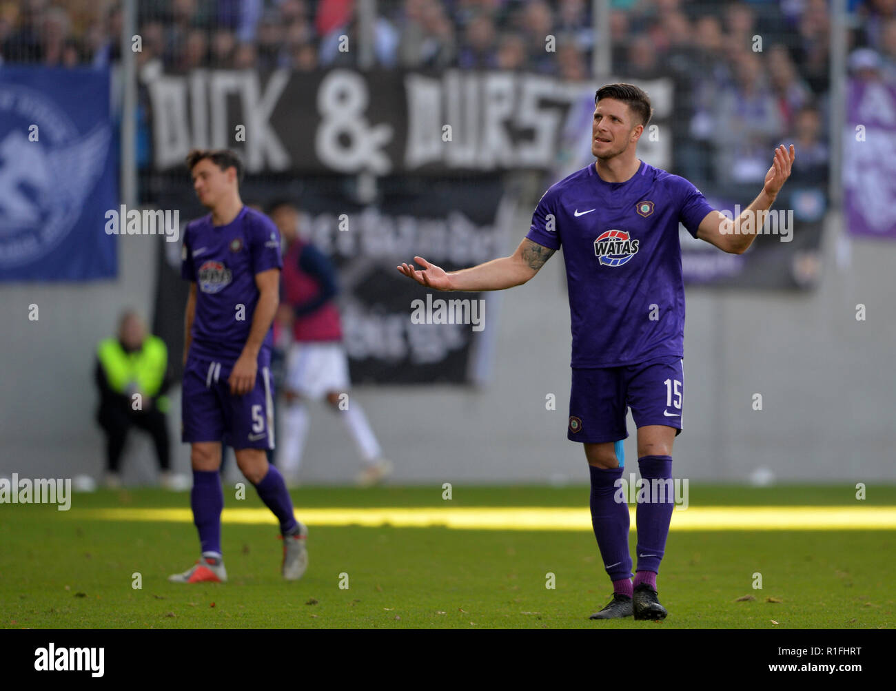left to right: Clemens FANDRICH (Aue), Dennis KEMPE (Aue), frustrated,  frustrated, disappointment, disappointed, dejected, defeat, football 2nd  Bundesliga, 13th matchday, Erzgebirge Aue (AUE) - HSV Hamburg Hamburg  Hamburg (HH) 1: 3, on