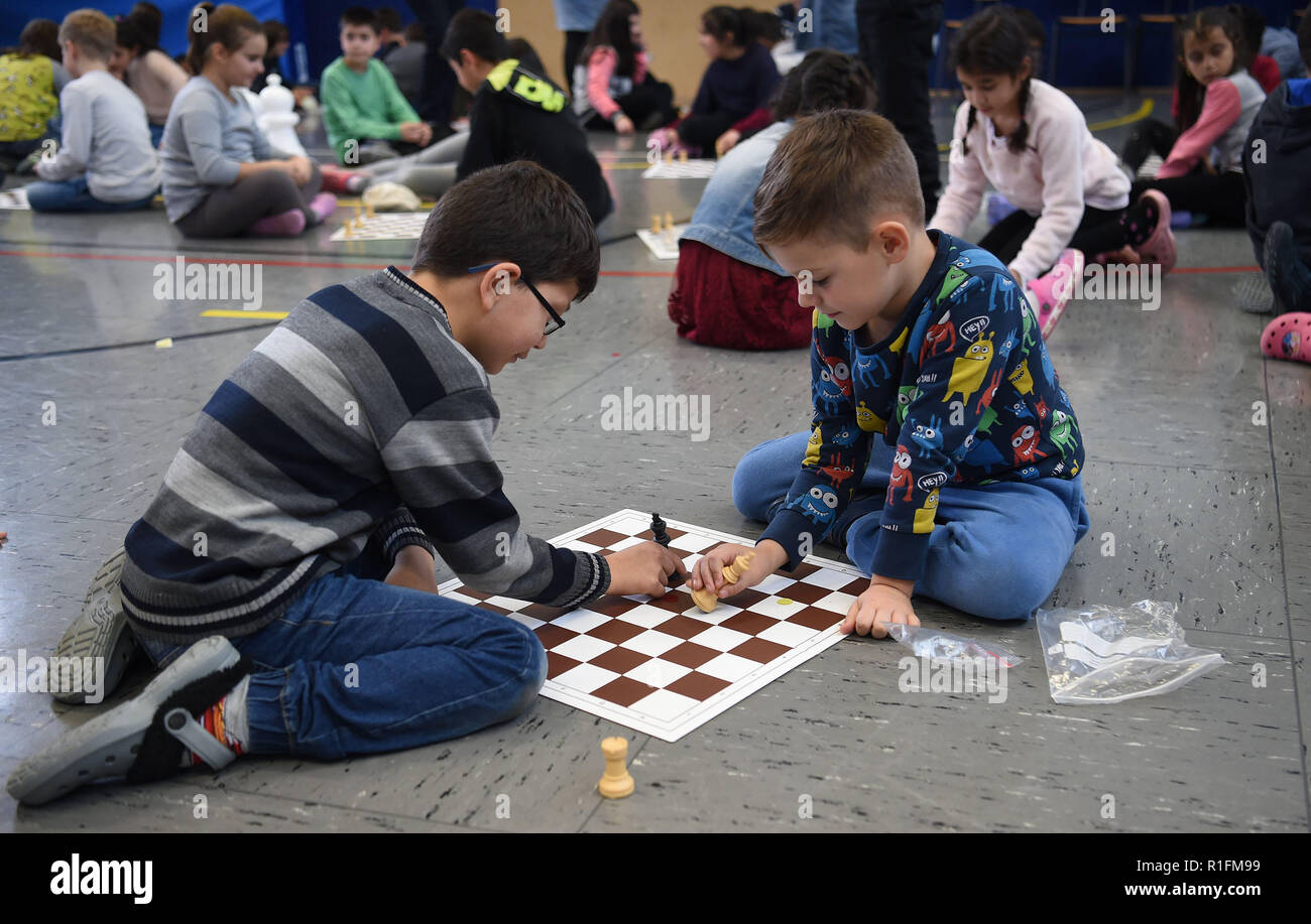 Bremen, Germany. 12th Nov, 2018. Pupils of the primary school on  Glockenstraße play chess as part of the press conference on the school  project "Schach macht schlau". According to the organizers of