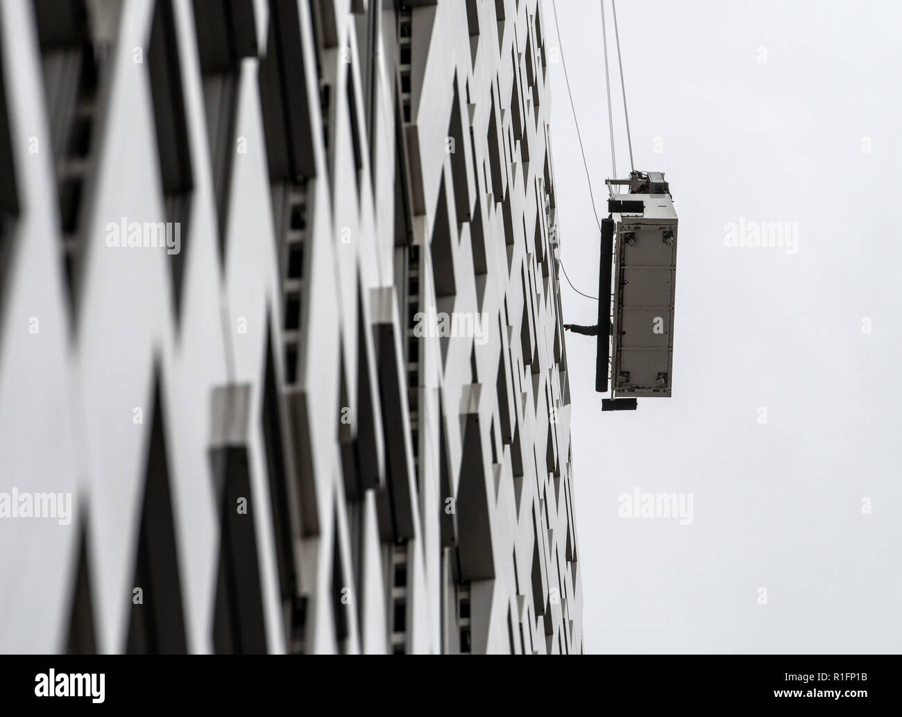 Berlin, Germany. 12th Nov, 2018. Window cleaners stand in a mobile