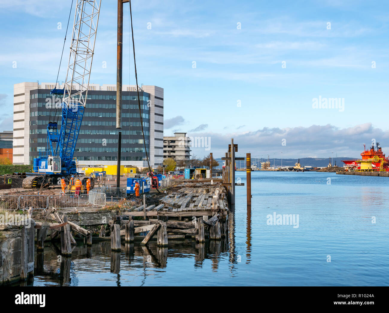 Workmen on Skyliner construction site by S1 developemnts with crane, Leith harbour, Edinburgh, Scotland, UK Stock Photo