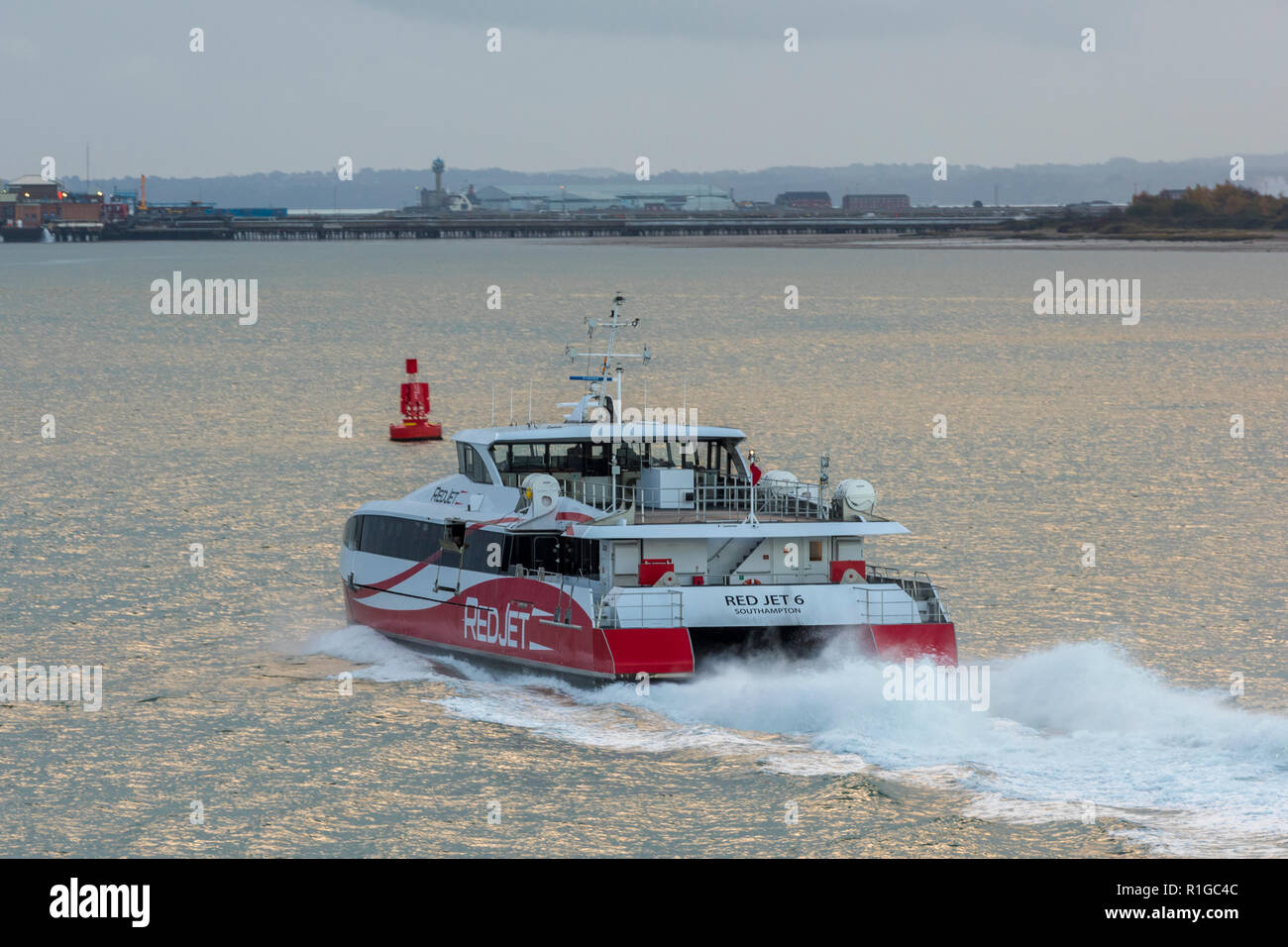 red jet 6 high speed red funnel ferry service to the isle of wight