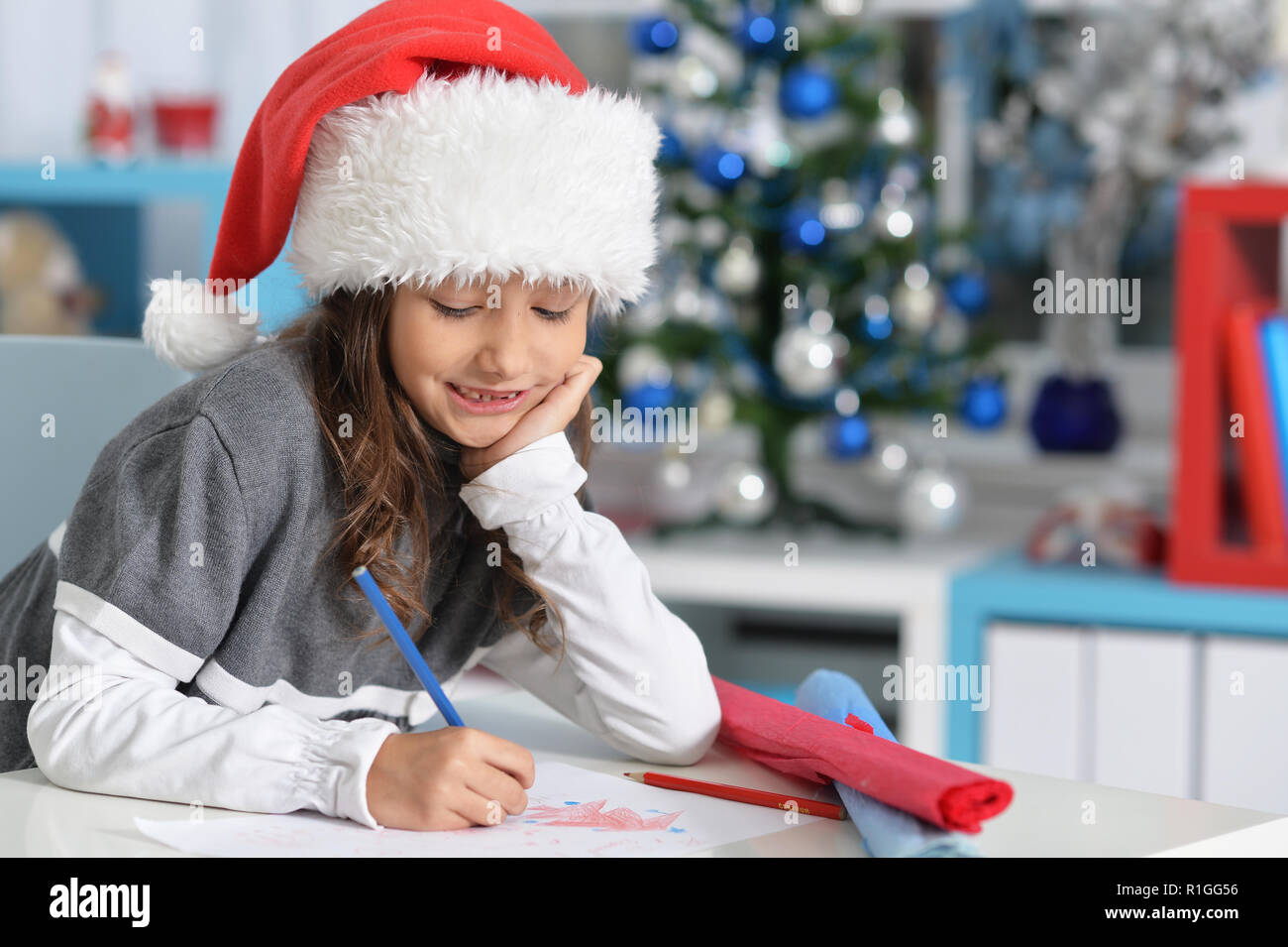 Portrait of smiling preteen girl in Santa hat Stock Photo - Alamy