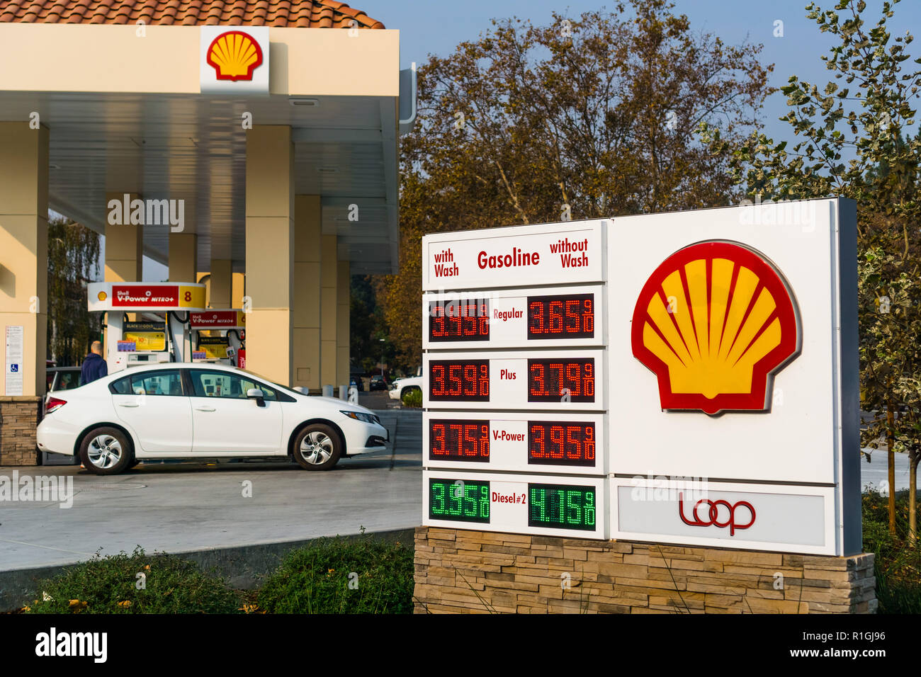 November 10, 2018 Union City / CA / USA - Shell gas station located in San Francisco bay area Stock Photo