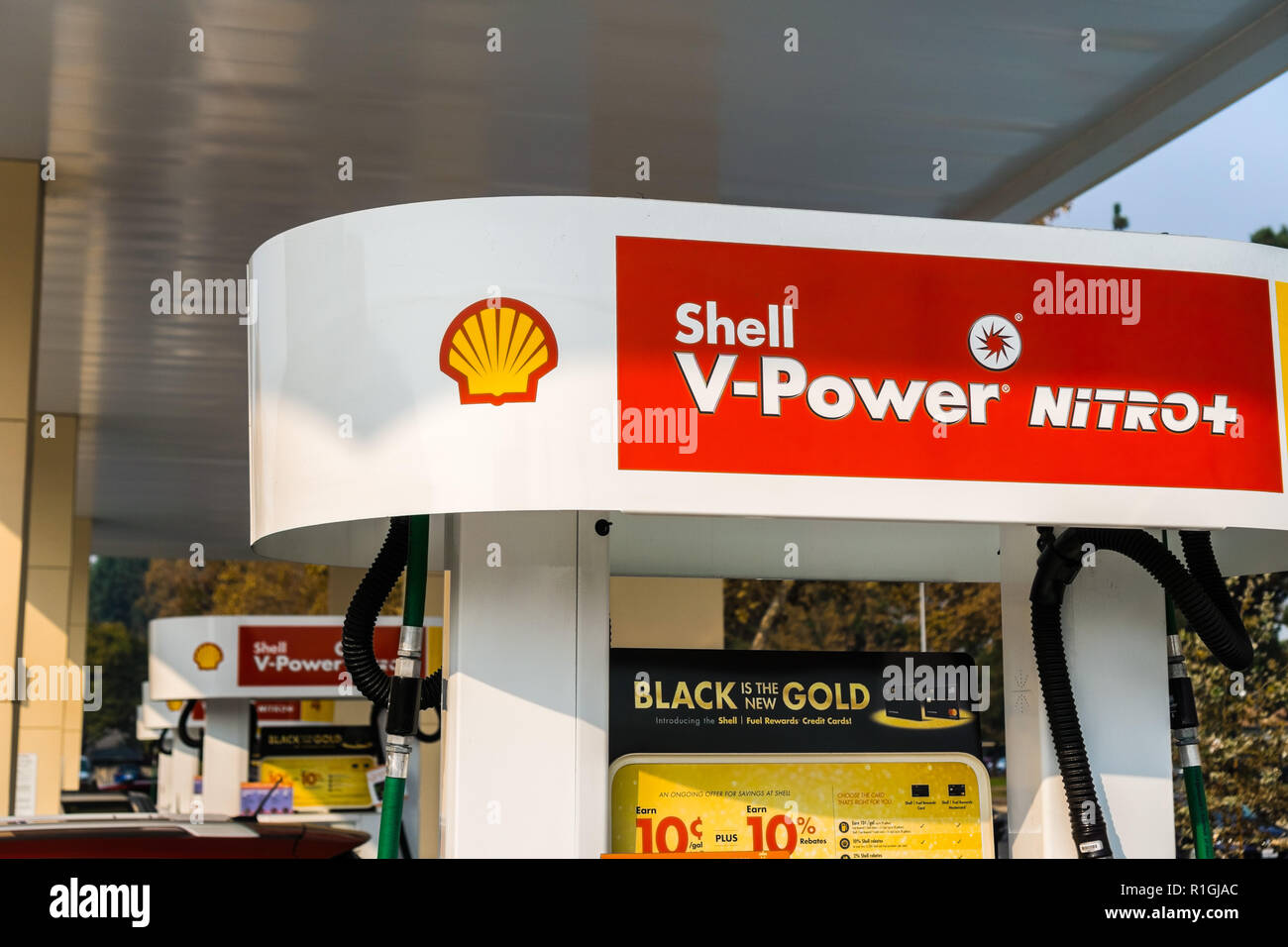 November 10, 2018 Union City / CA / USA - Shell gas station located in San Francisco bay area Stock Photo