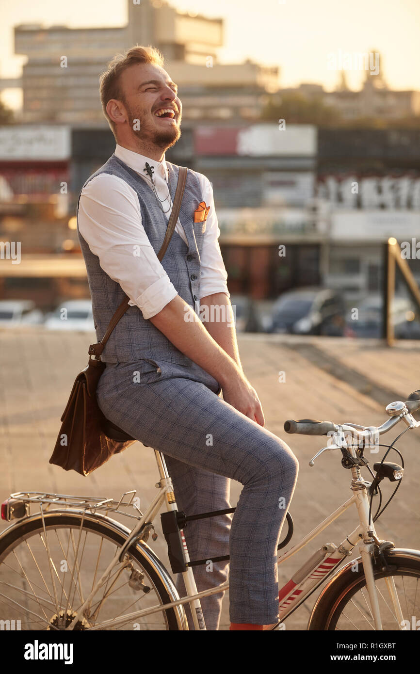 Initiativ Teenageår madlavning one young man laughing, 20-29 years old, wearing hipster suit, smart  casual, sitting on old city bike Stock Photo - Alamy