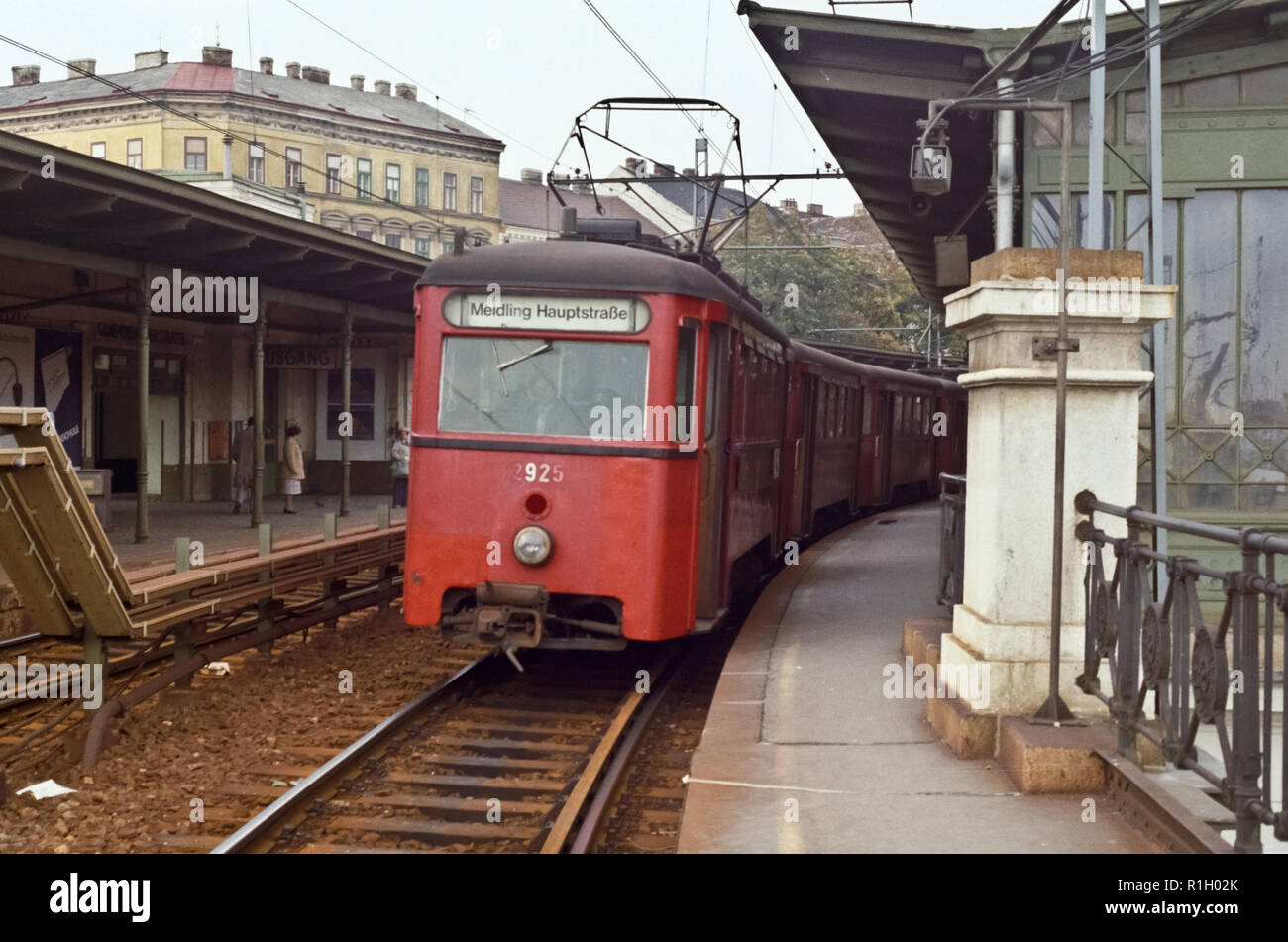 Wien, Stadtbahn, Gürtellinie, alter Stadtbahnzug in der Station