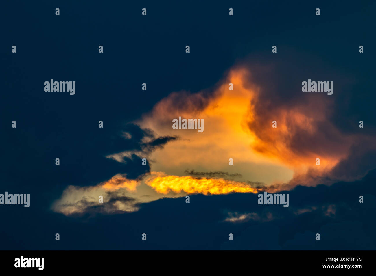 Dramatic golden hour sky with beautiful clouds, colorful cloudscape ...