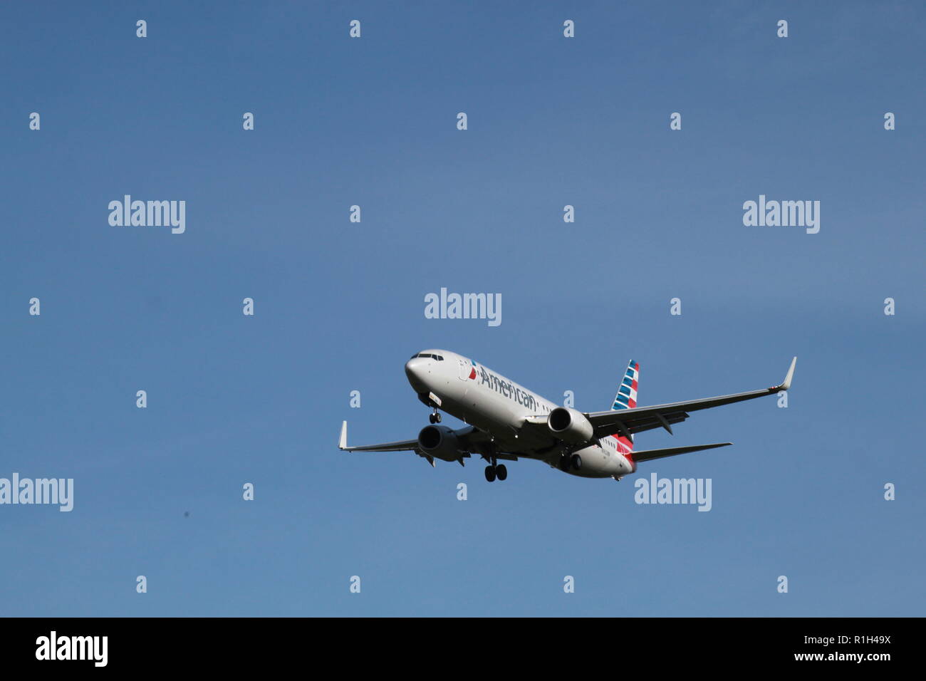 American Airlines Boeing 737-823 N962NN pcomming in for a landing at Dulles Airport, Dulles, VA. Stock Photo