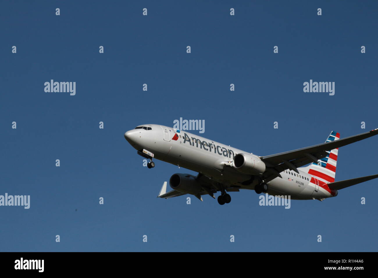 American Airlines Boeing 737-823 N962NN pcomming in for a landing at Dulles Airport, Dulles, VA. Stock Photo