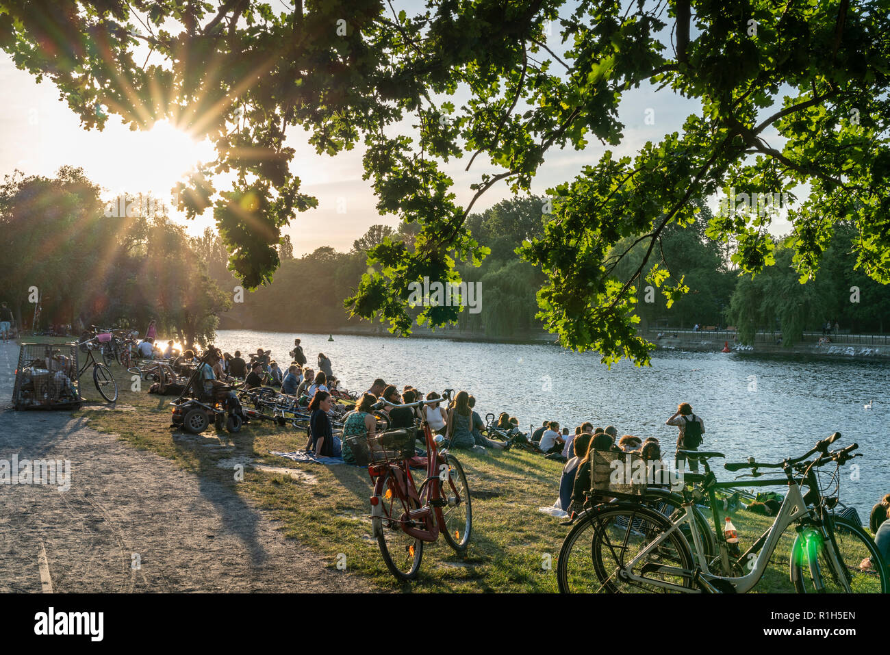 people-relaxing-at-urbanhafen-urban-harbour-in-summer-landwehrkanal