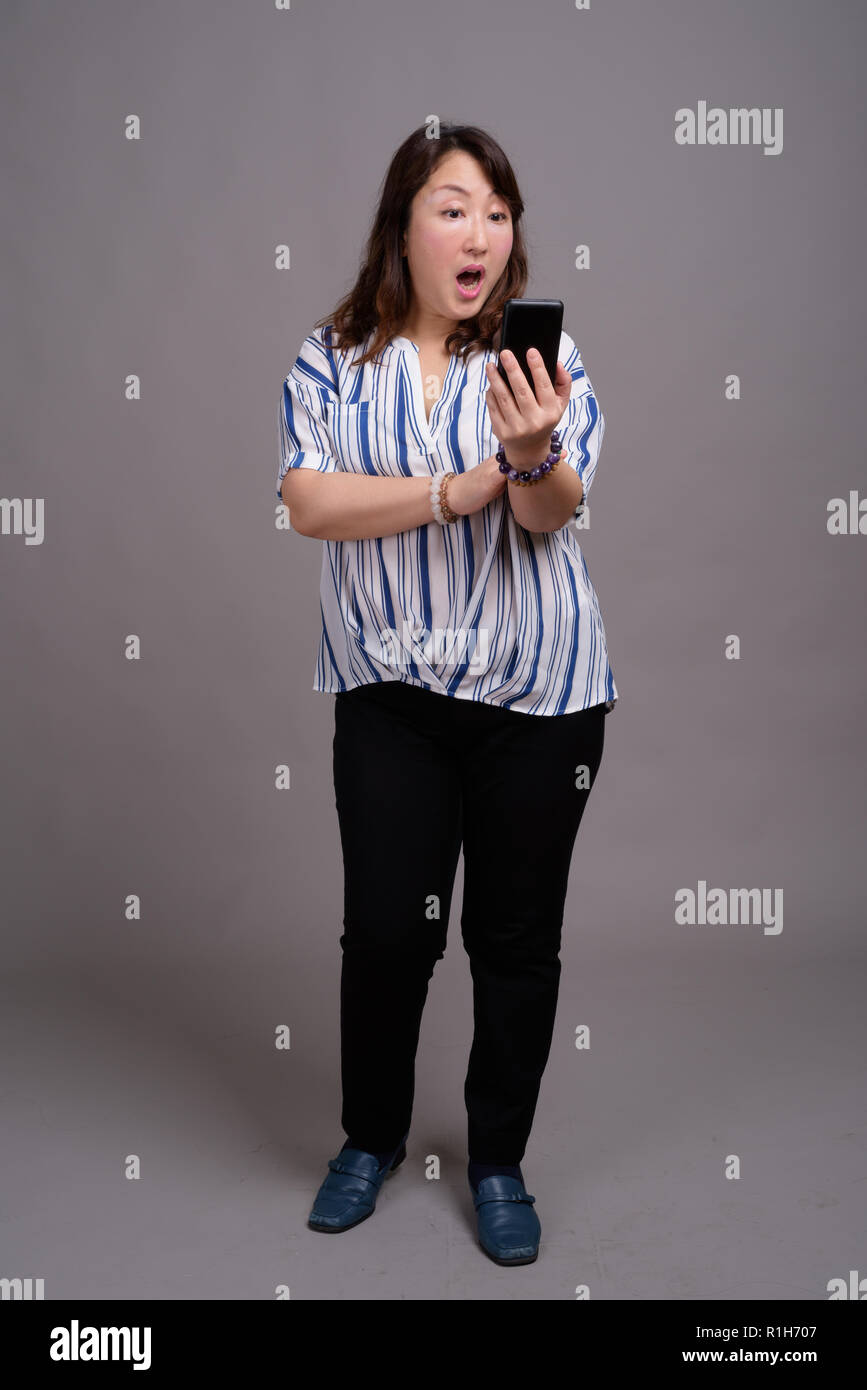 Elderly stylish granny caucasian mature woman using app on smartphone for  online shopping confused face expression. Chroma key background. Old  grandmother in fashion wearing browsing on mobile phone Stock Photo - Alamy