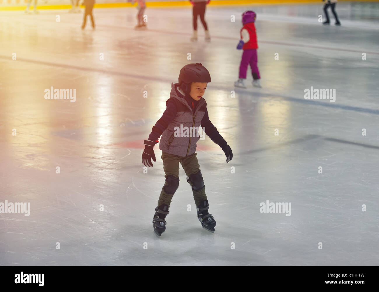 Teen boy ice skating hires stock photography and images Alamy