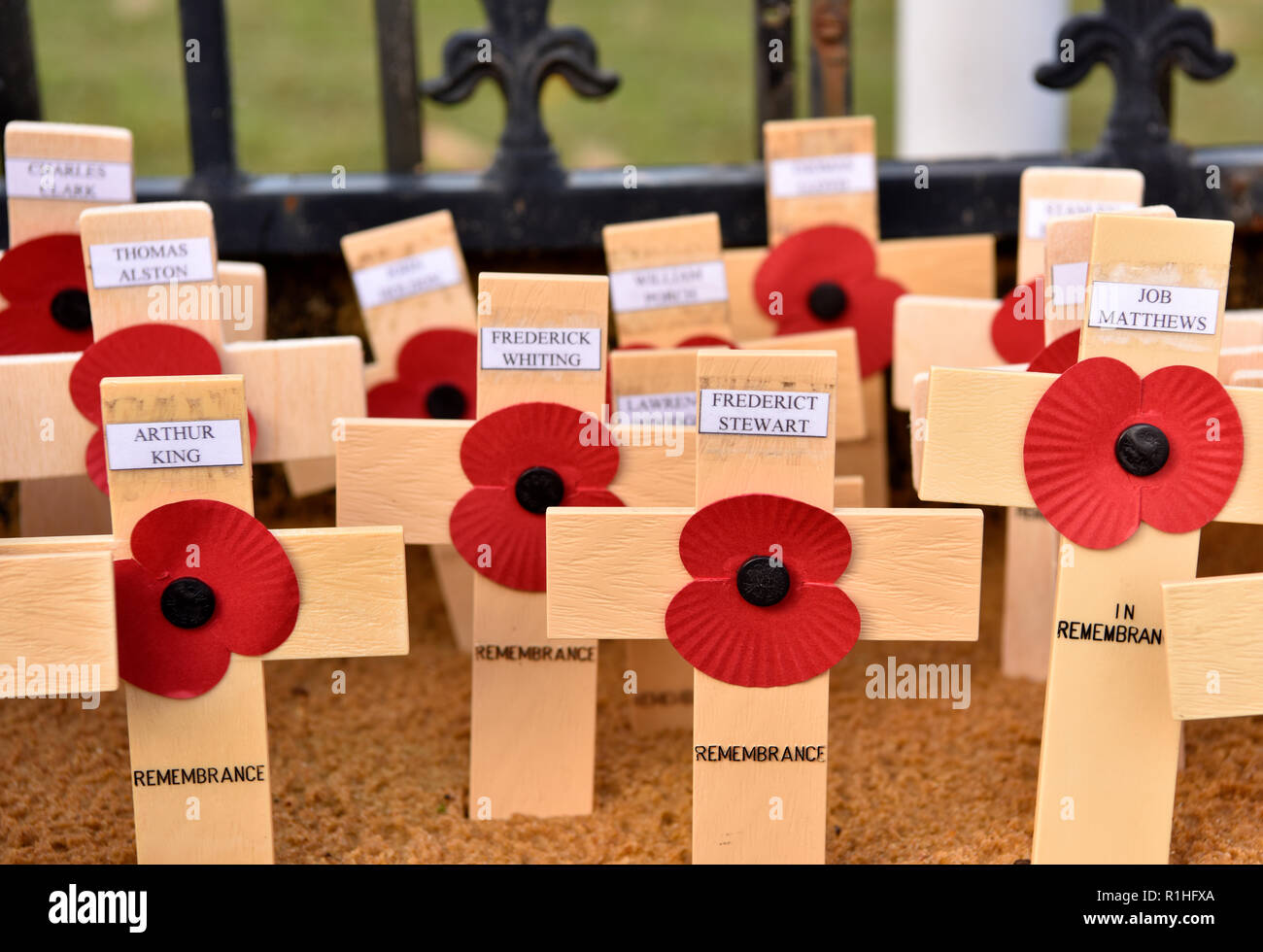 Poppy wooden cross remembrance war memorial uk hi-res stock photography ...
