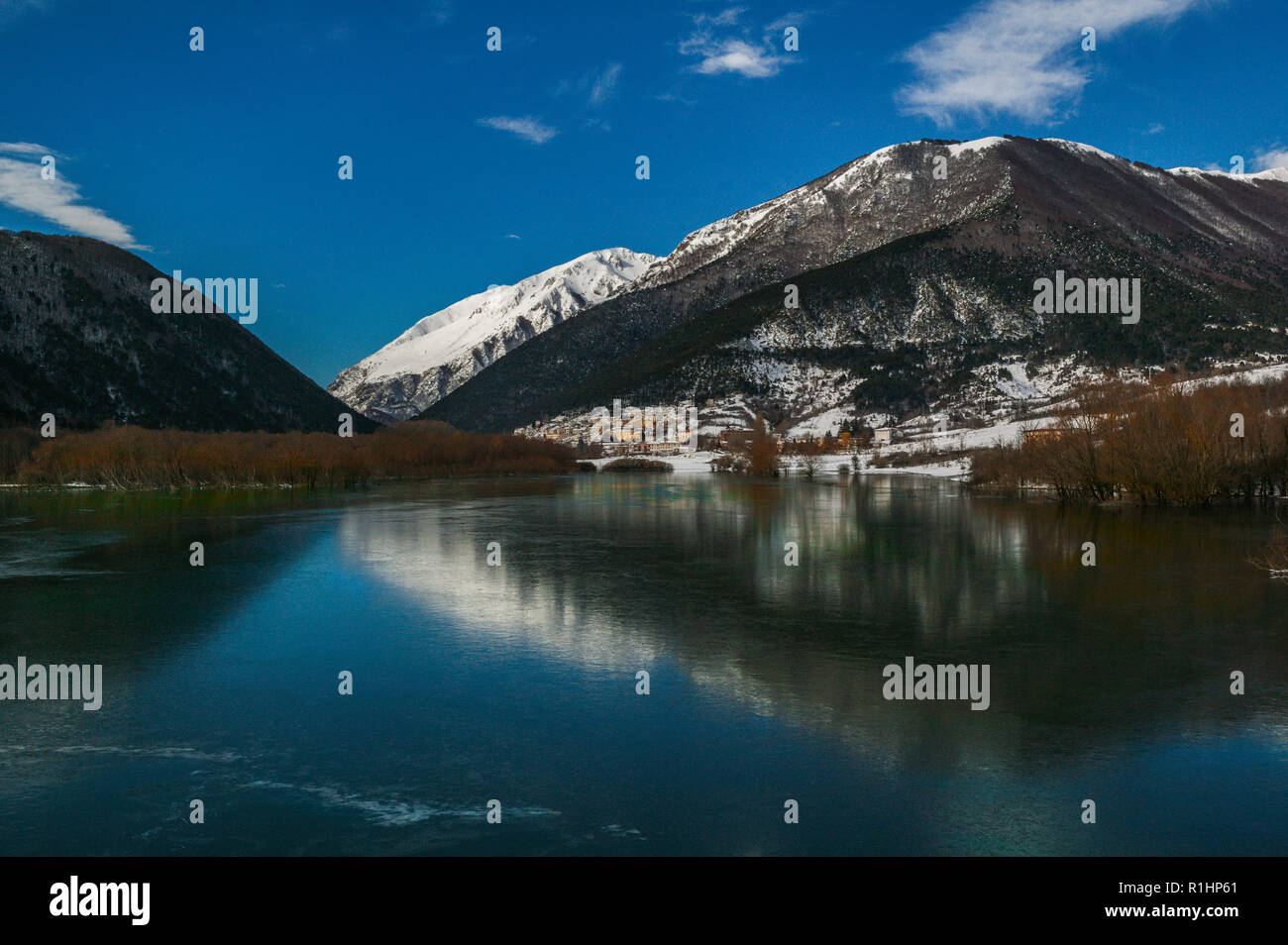 winter view of the lake of Barrea in the abruzzo molise and lazio national park. Barrea, province of L'Aquila, Abruzzo Stock Photo