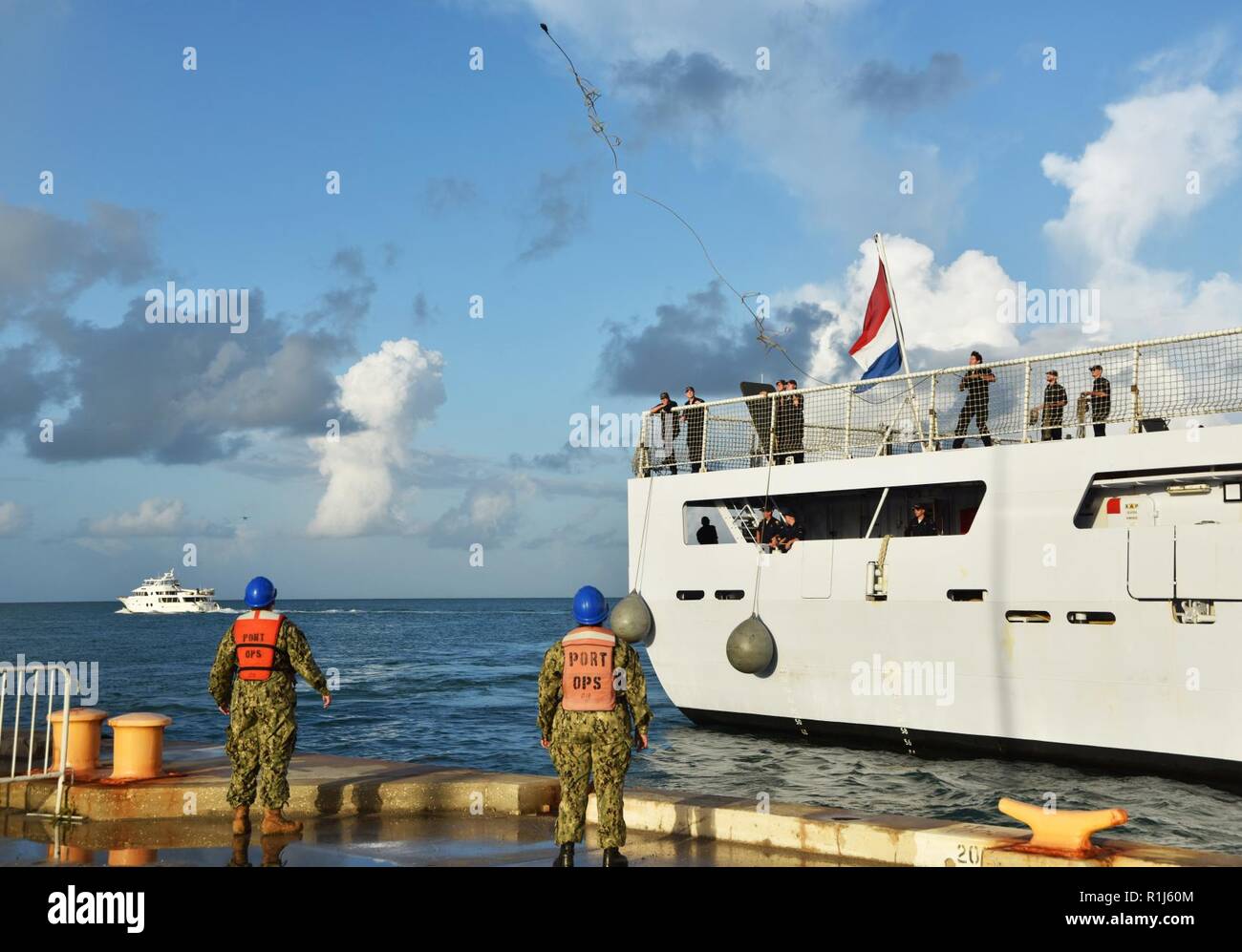 KEY WEST, Florida (Oct. 5, 2018) Naval Air Station Key West Port Operations sailors conduct line handling for HNLMS Friesland (P842), a Holland-class offshore patrol vessel operated by the Royal Netherlands Navy, as it moors at Naval Air Station Key West's Mole Pier. NAS Key West is a state-of-the-art facility for air-to-air combat fighter aircraft of all military services and provides world-class pierside support to U.S. and foreign naval vessels. Stock Photo