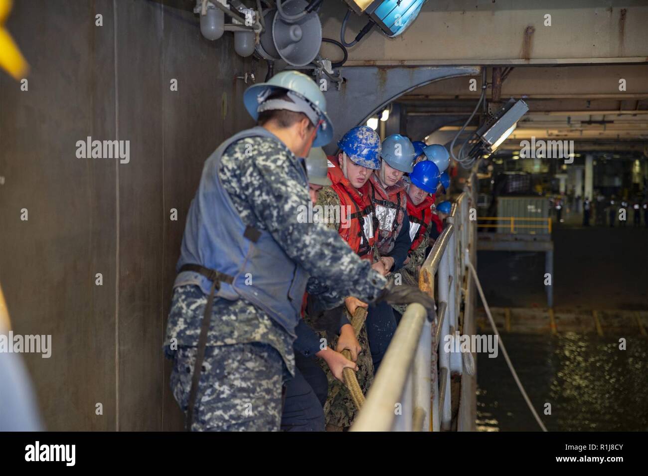 Line handlers coast guard hi-res stock photography and images - Alamy