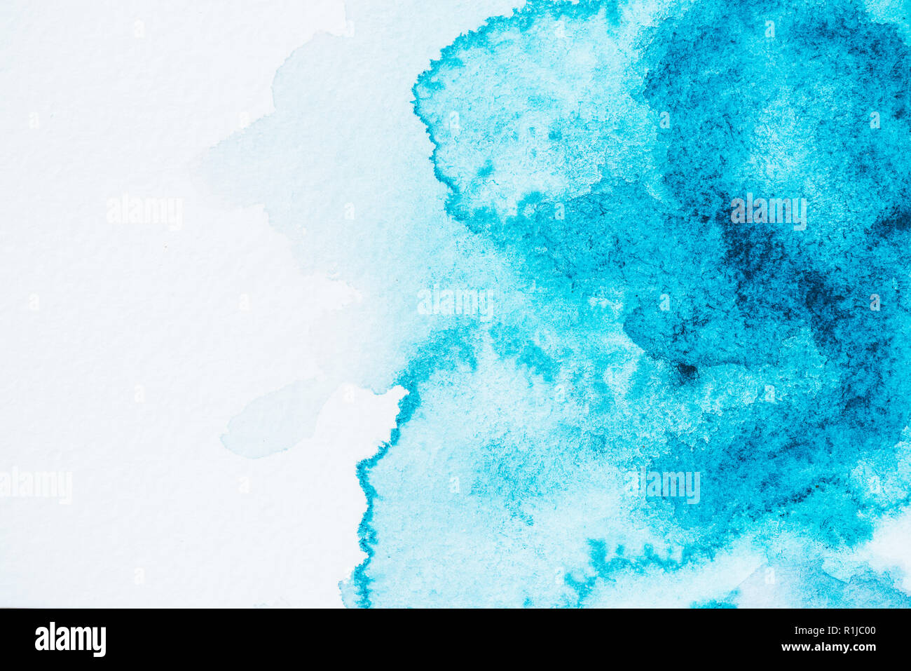 Бирюзовое пятно краски. Акварельные разводы на прозрачном фоне. Бирюзовое пятно. Бирюзовое пятно. Акварель бирюзовый мазки.