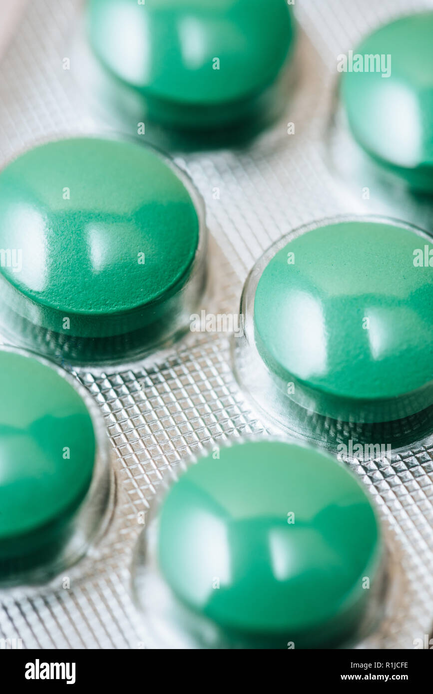 Зеленые антибиотики. Таблетки зеленого цвета. Зеленые круглые таблетки. Большие зелёные таблетки обезболивающие. Таблетки в зеленом блистере.