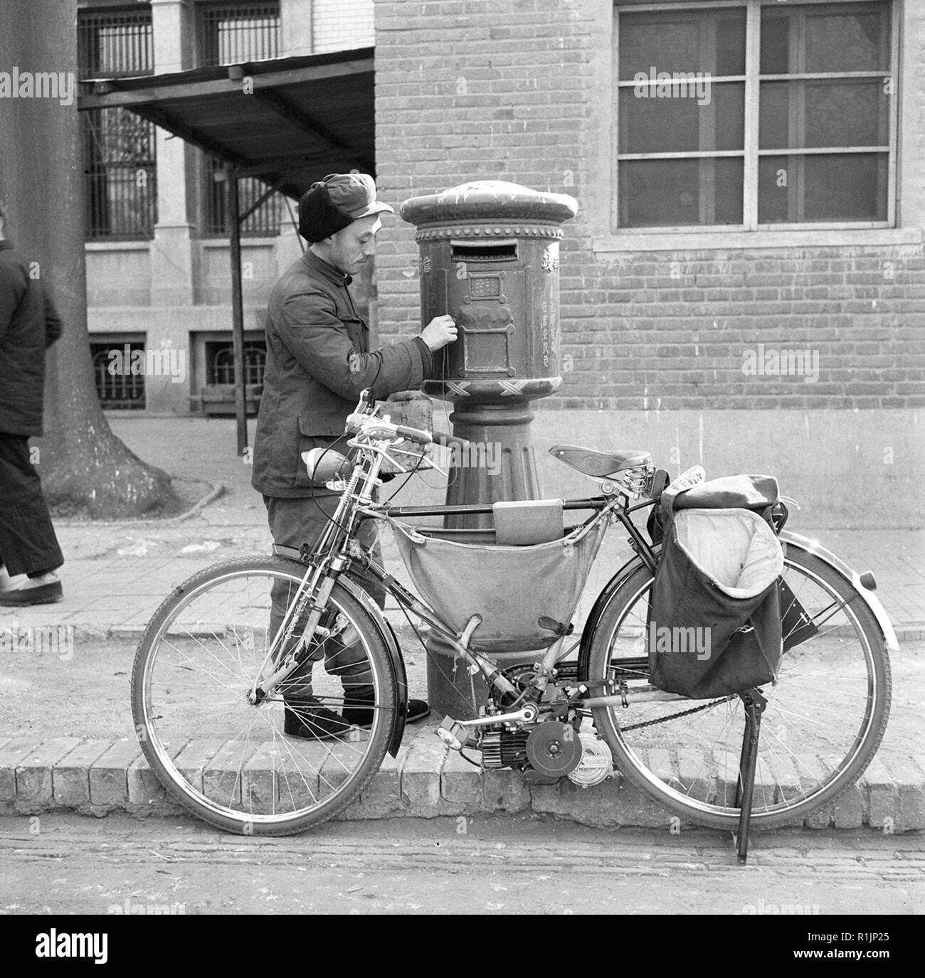 181113) -- BEIJING, Nov. 13, 2018 (Xinhua) -- File photo taken on Feb. 19,  1959 shows a postman collecting mails from a mailbox in Beijing, capital of  China. The postman used a