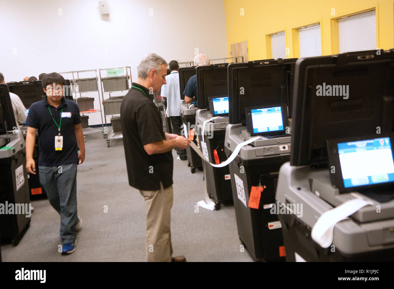 Orlando, Florida, USA. November 12, 2018 - Orlando, Florida, United States - Election workers scan ballots as a recount begins on November 12, 2018 at the Orange County Supervisor of Elections Office in Orlando, Florida. A statewide vote recount is being conducted to determine the winners of the races for governor, U.S. senate, and agriculture commissioner. (Paul Hennessy/Alamy) Credit: Paul Hennessy/Alamy Live News Stock Photo