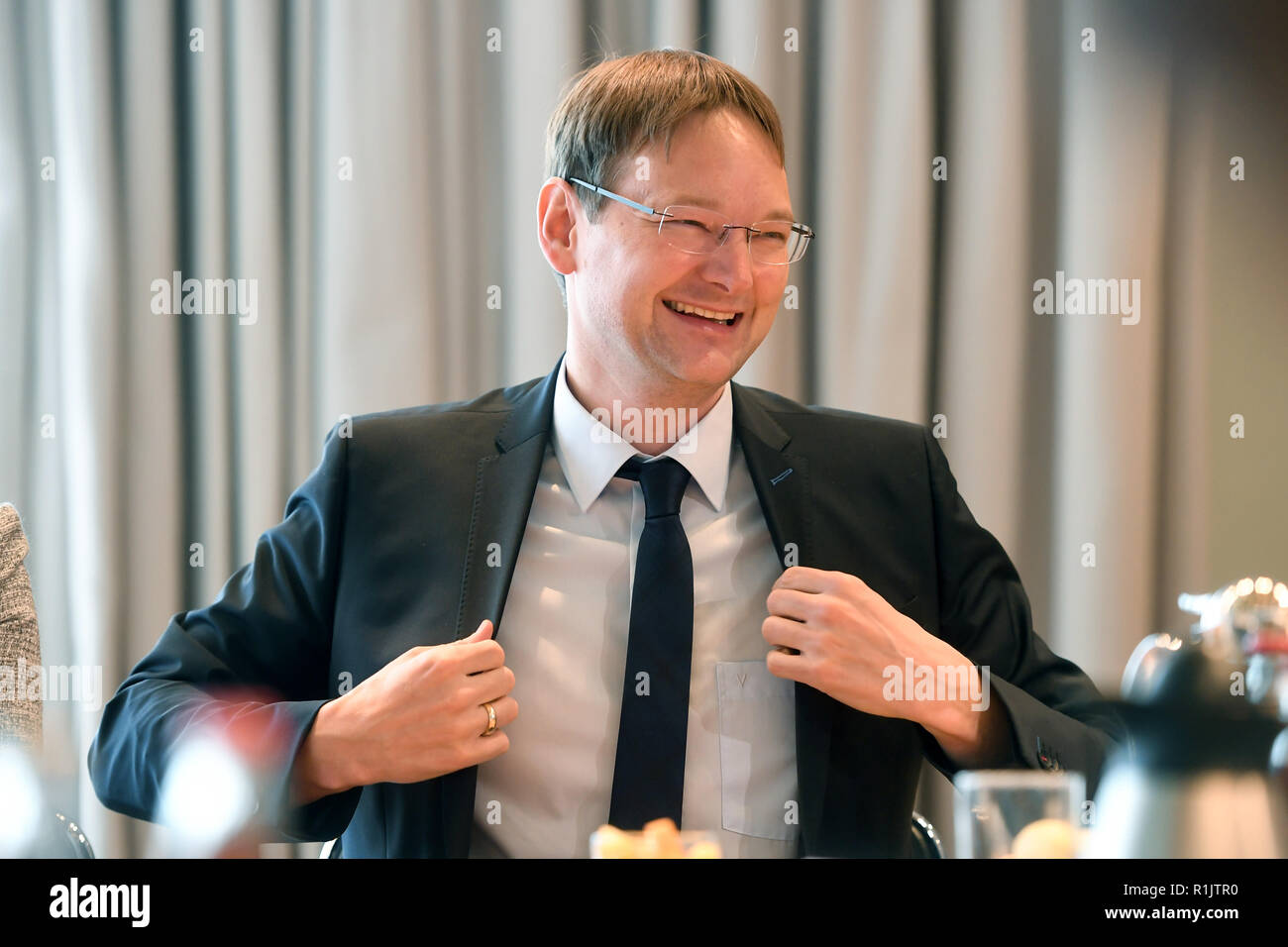 13 November 2018, Bavaria, München: Hans Reichhart (CSU), Minister of State for Housing, Construction and Transport, laughs at the first meeting of the new Bavarian Cabinet in the State Chancellery. Photo: Tobias Hase/dpa Stock Photo