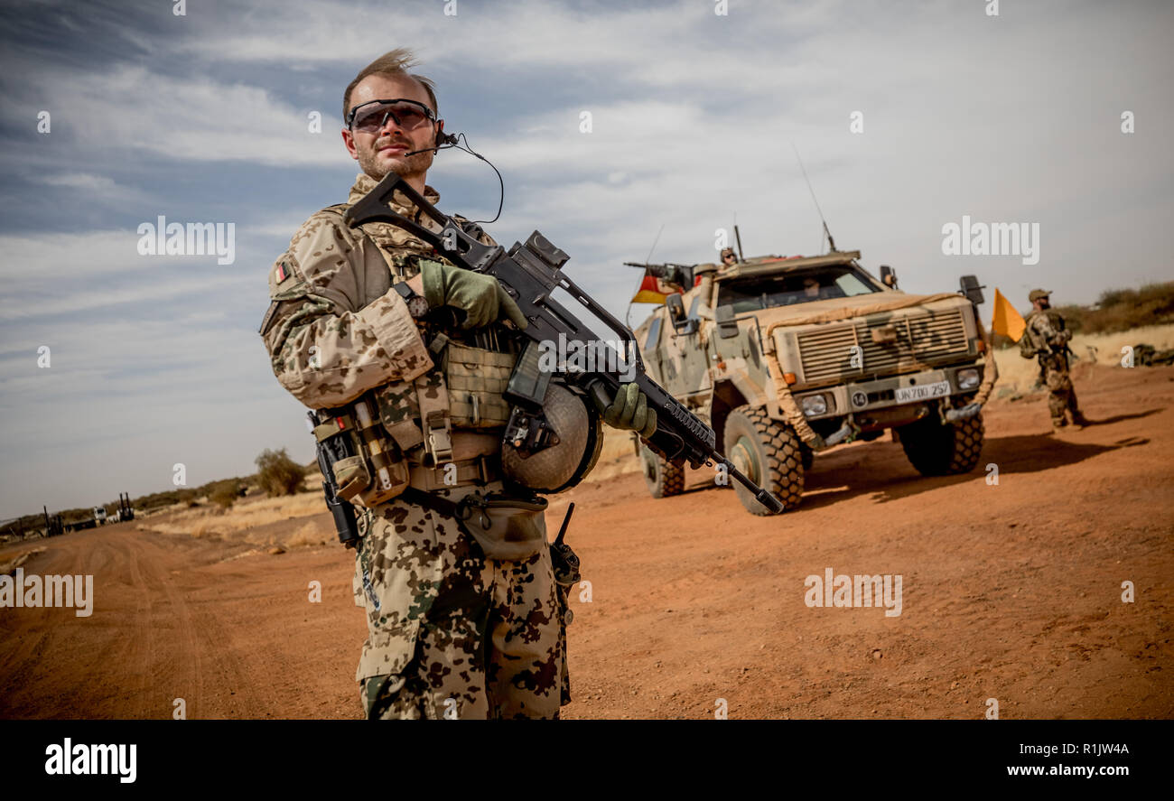 Gao, Mali. 13th Nov, 2018. A soldier of the Bundeswehr is standing at the airport near the base in Gao in northern Mali. Defence Minister Ursula von der Leyen arrived on the third day of her West Africa trip at the German soldiers in northeastern Mali. The CDU politician visited the Camp Castor in Gao, where most of the German contingent of the UN troop Minusma is stationed. Credit: Michael Kappeler/dpa/Alamy Live News Stock Photo