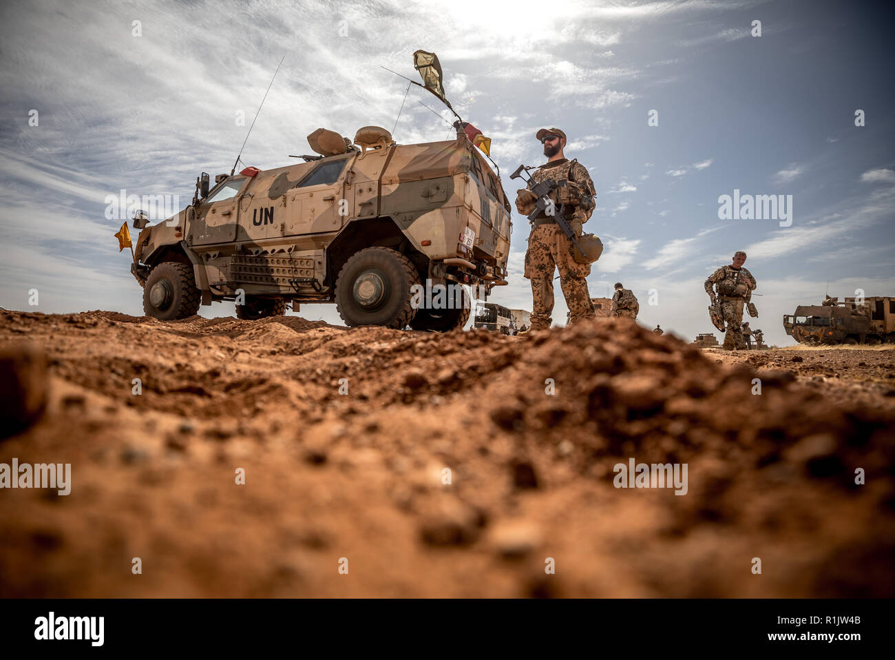 Gao, Mali. 13th Nov, 2018. A soldier of the Bundeswehr is standing at the airport near the base in Gao in northern Mali. Defence Minister Ursula von der Leyen arrived on the third day of her West Africa trip at the German soldiers in northeastern Mali. The CDU politician visited the Camp Castor in Gao, where most of the German contingent of the UN troop Minusma is stationed. Credit: Michael Kappeler/dpa/Alamy Live News Stock Photo