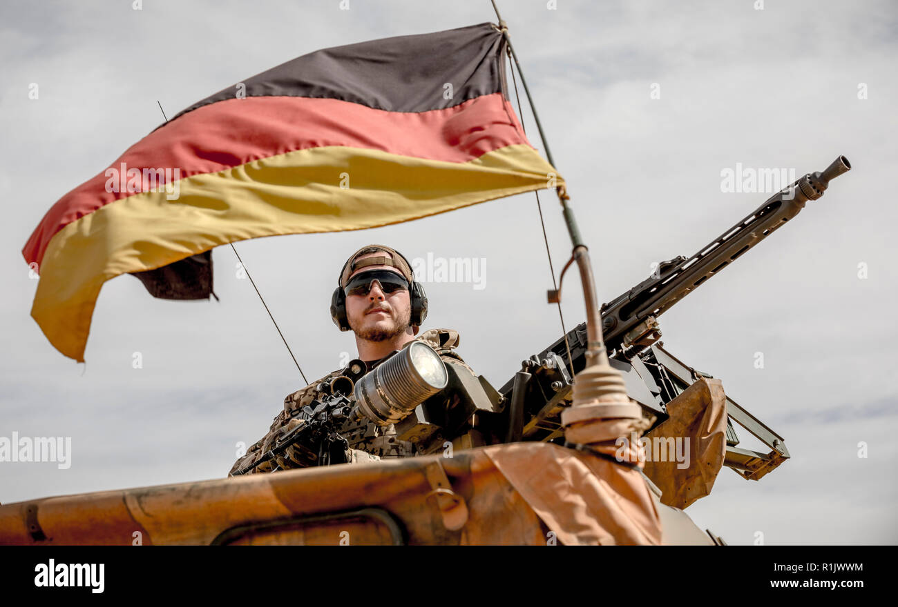 Gao, Mali. 13th Nov, 2018. A soldier of the Bundeswehr is standing next to his machine gun at the airport near the base in Gao in northern Mali. The German Defence Minister von der Leyen visited the German soldiers in northeastern Mali on the third day of her trip to West Africa. The CDU politician visited the Camp Castor in Gao, where most of the German contingent of the UN troop Minusma is stationed. Credit: Michael Kappeler/dpa/Alamy Live News Stock Photo