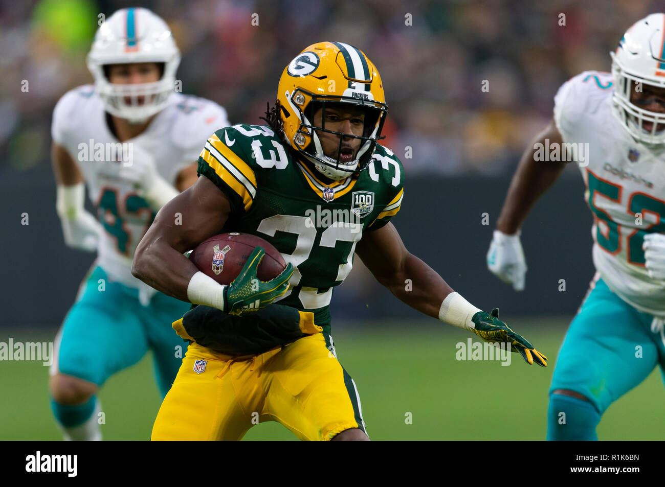 Green Bay, WI, USA. 11th Nov, 2018. Green Bay Packers running back Aaron Jones #33 rushes the ball during the NFL Football game between the Miami Dolphins and the Green Bay Packers at Lambeau Field in Green Bay, WI. Packers defeated the Dolphins 31-12. John Fisher/CSM/Alamy Live News Stock Photo