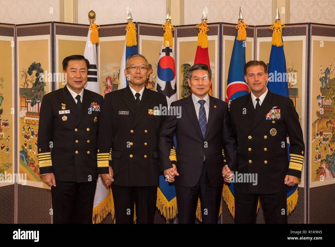 JEJU ISLAND, Republic of Korea, Republic of Korea (Oct. 12, 2018) Minister Jeong, Kyeong-doo, Republic of Korea (ROK) Minister of National Defense (right center), ROK Navy Chief of Naval Operations Adm. Sim, Seung-seob (left), Adm. Yutaka Murakawa, chief of maritime staff for Japan Maritime Self-Defense Force (left center), and Adm. John Aquilino, commander, U.S. Pacific Fleet (right), pose for a group photo during an office call in Jeju. Aquilino is visiting the ROK to observe the 2018 ROK International Fleet review as well as attend the 2018 Western Pacific Naval Symposium being hosted by th Stock Photo