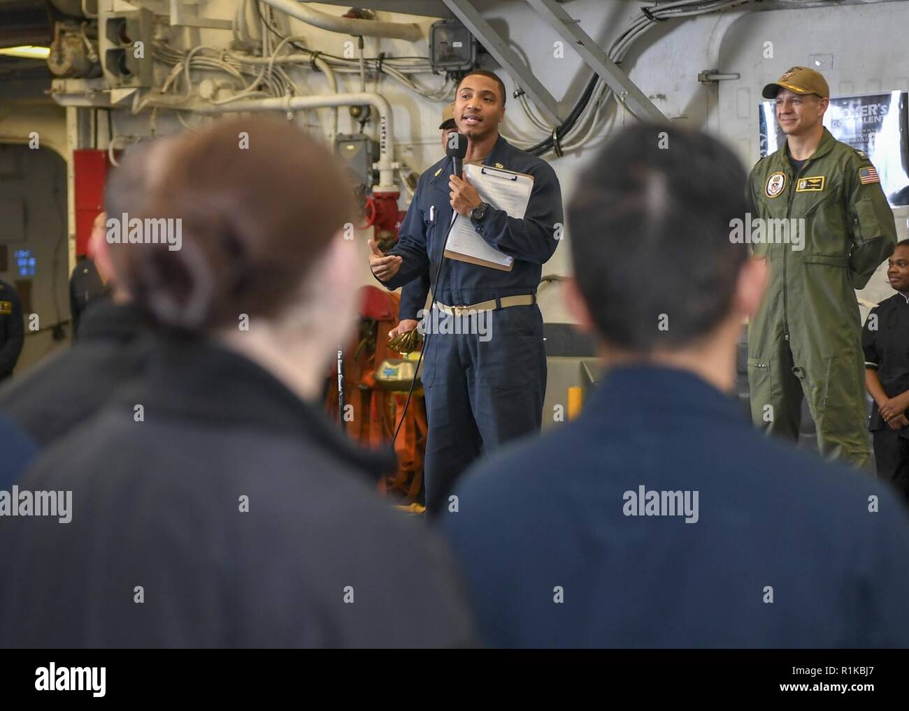 U s navy information systems technician hi-res stock photography and images  - Page 8 - Alamy
