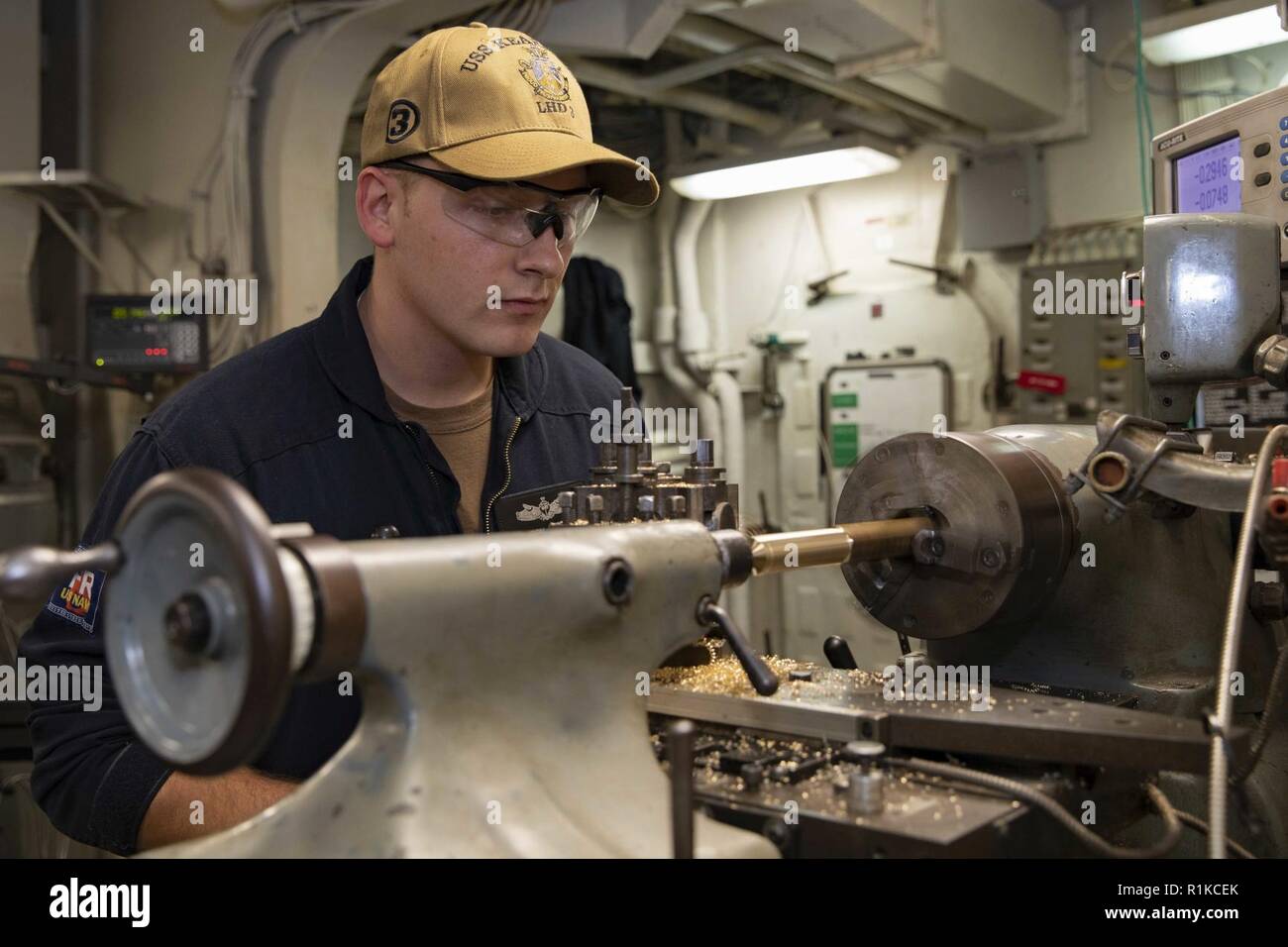 ATLANTIC OCEAN (Oct. 14, 2018)  Machinery Repairman 2nd Class Brandon Weddel operates a lathe while manufacturing a bolt aboard the Wasp-class amphibious assault ship USS Kearsarge (LHD 3). Kearsarge is underway for amphibious ready group training and deployment certifications. Stock Photo