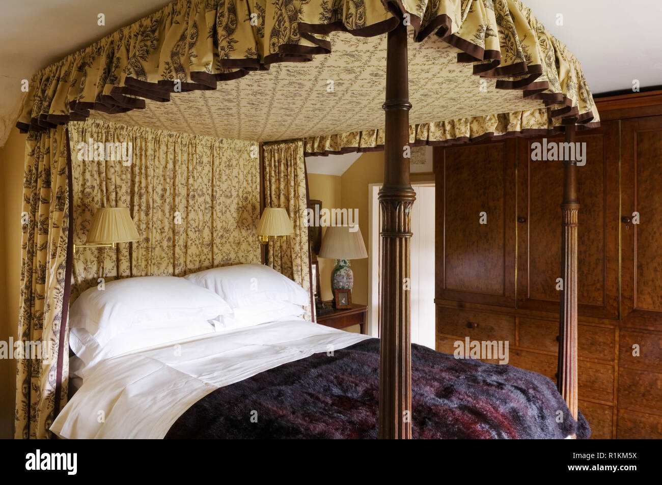 Four poster bed with canopy Stock Photo Alamy