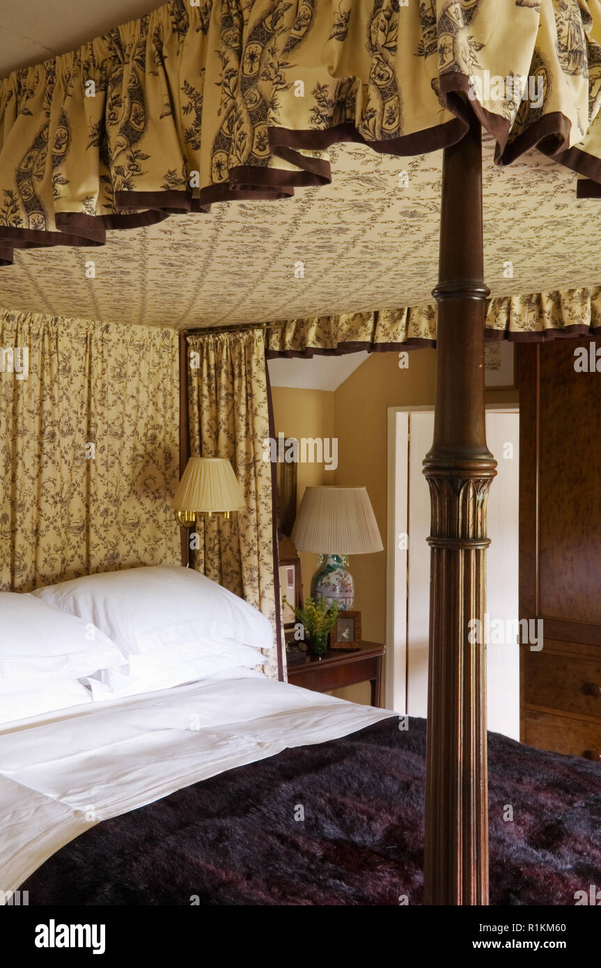 Four poster bed old hires stock photography and images Alamy