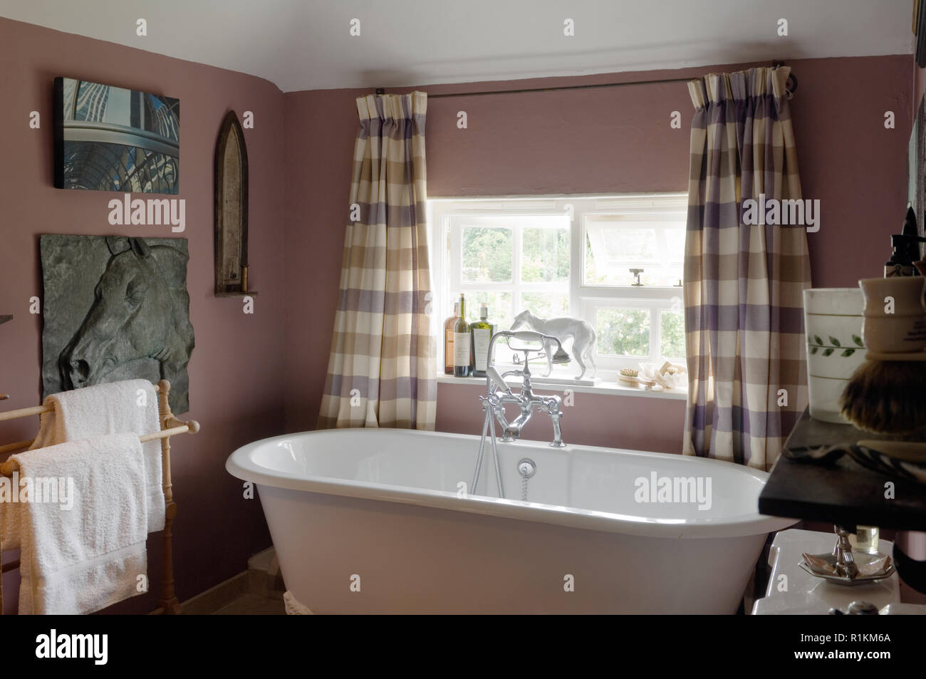 Bathtub in purple bathroom Stock Photo Alamy