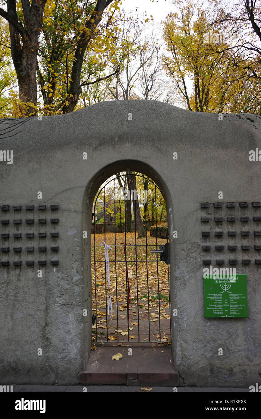 Eisentor in der Mauer des alten Jüdischen Friedhofs, Battonnstraße, Frankfurt, Deutschland Stock Photo