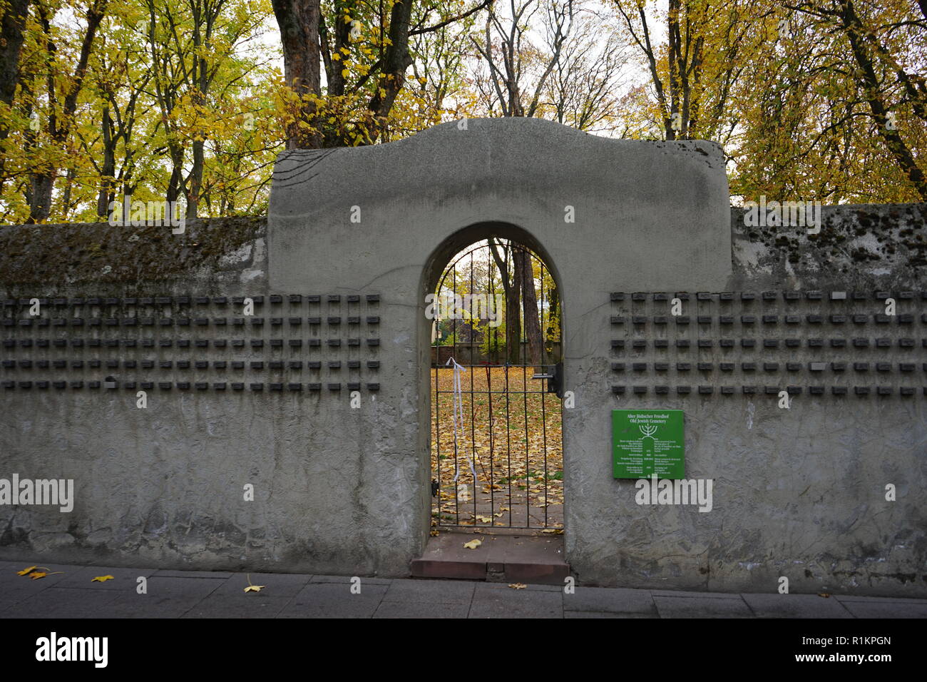 Eisentor in der Mauer des alten Jüdischen Friedhofs, Battonnstraße, Frankfurt, Deutschland Stock Photo