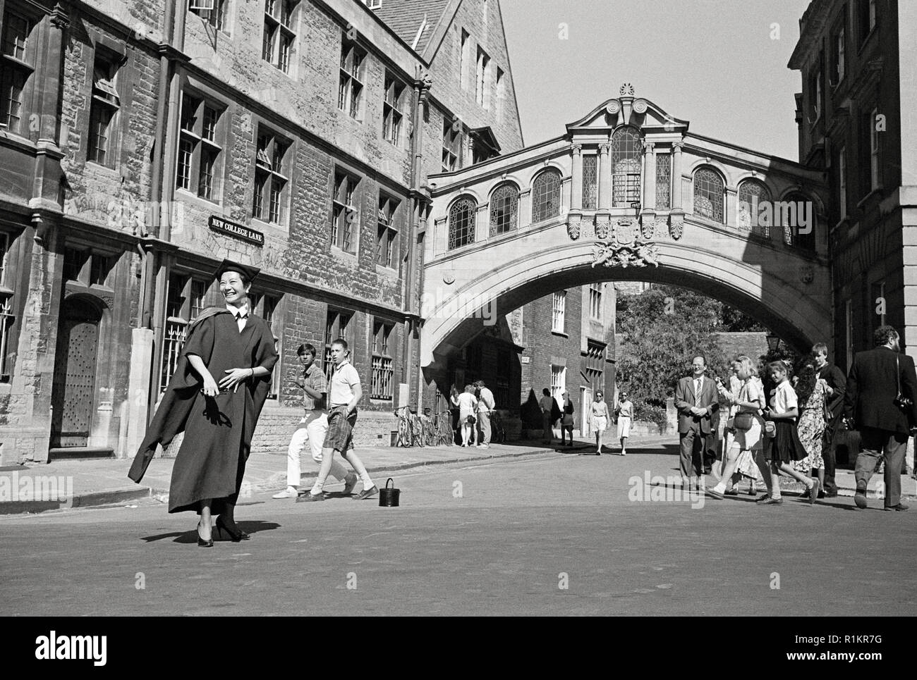 photo: John Angerson Newly graduated student poses for photographs by Bridge of Sighs, New College, University of Oxford, England. Stock Photo