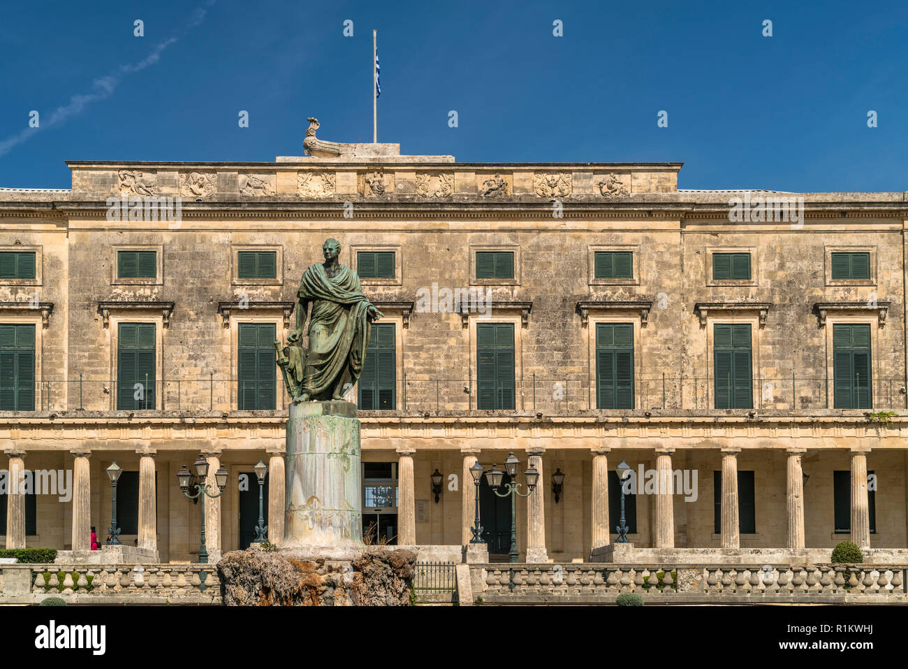 Hadrian Skulptur vor dem Palast von St. Michael und St. George / Museum für Asiatische Kunst in Korfu Stadt,  Insel Korfu, Griechenland,  Europa | Had Stock Photo
