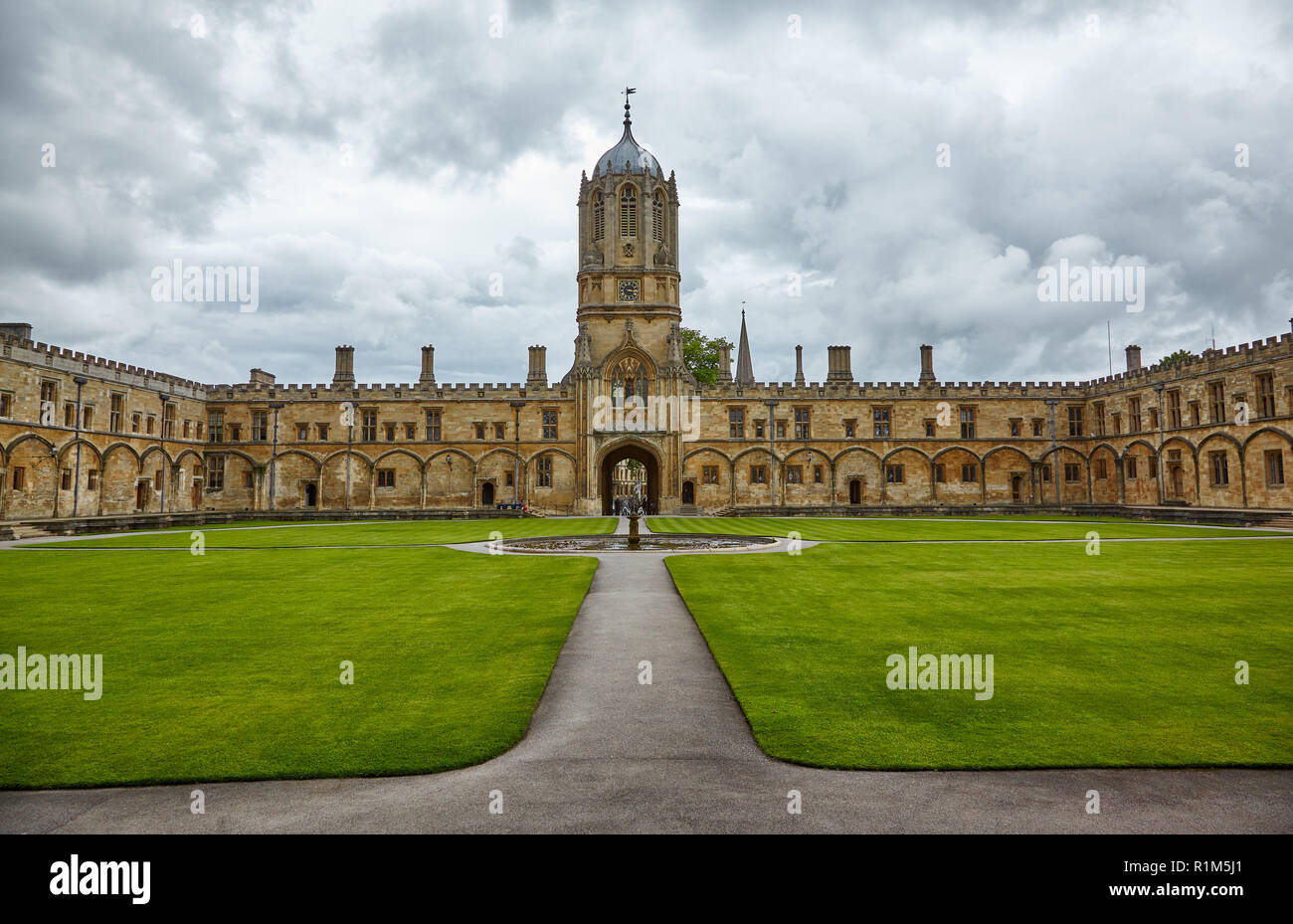 Tom Quad, the largest quad in Oxford, is dominated to the west by Tom Tower.  In the center of square there is a fountain of Mercury . Oxford Universi Stock Photo