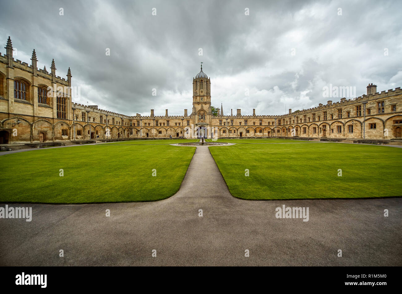 Tom Quad, the largest quad in Oxford, is dominated to the west by Tom Tower.  In the center of square there is a fountain of Mercury . Oxford Universi Stock Photo