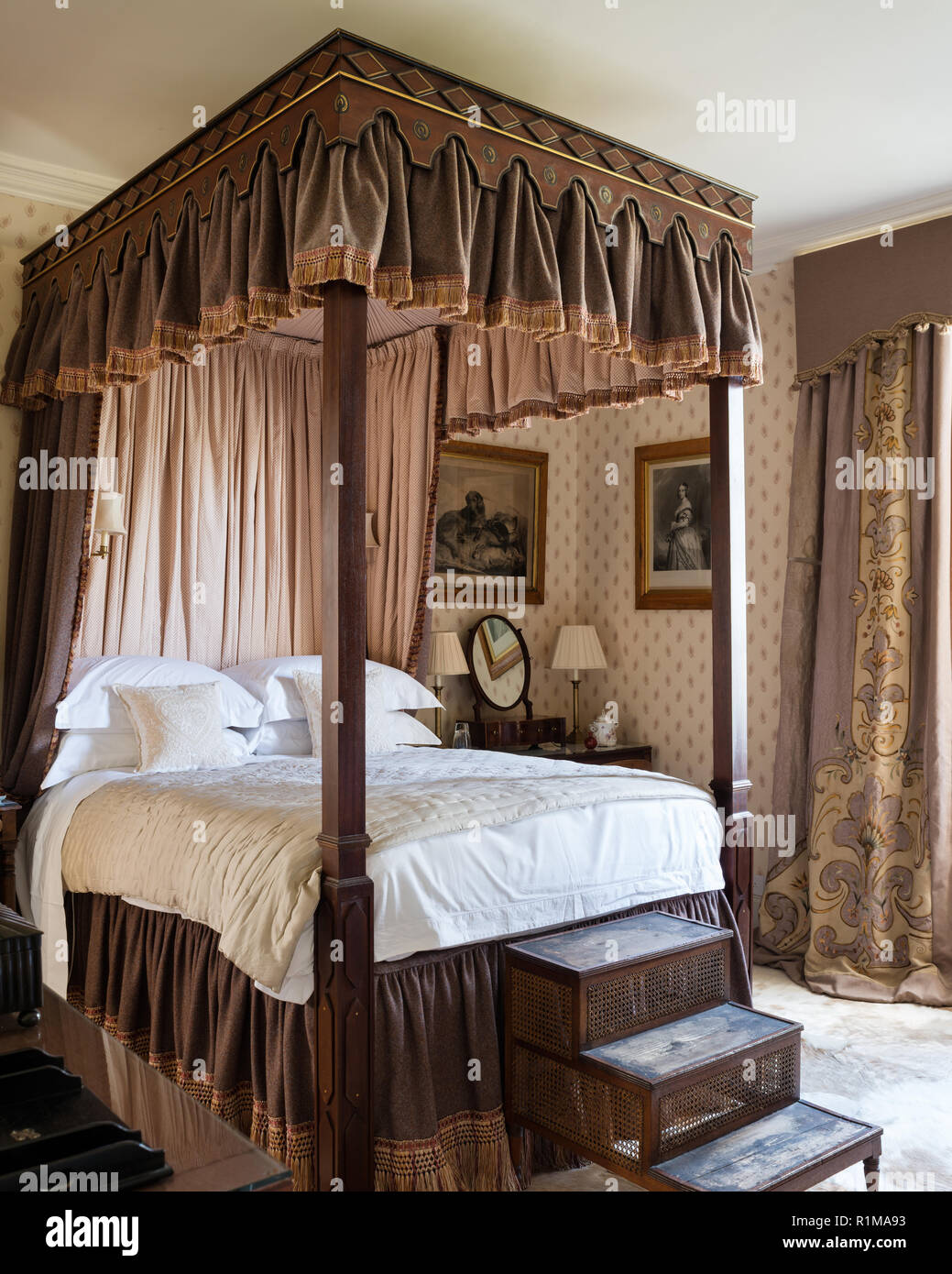 Four poster bed victorian hi-res stock photography and images - Alamy