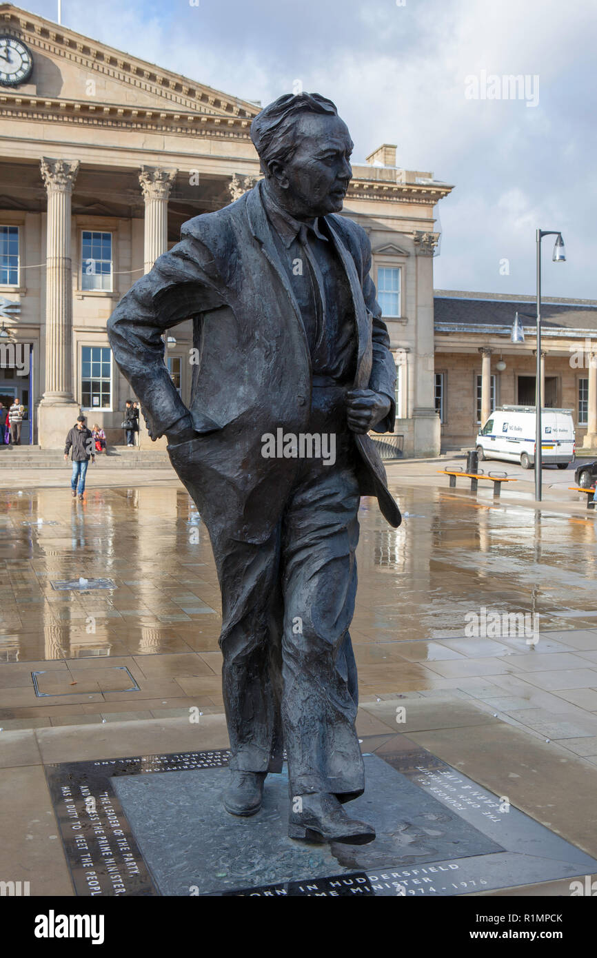 Statue of Harold Wilson, former prime minister in St George's Square outside Huddersfield railway station Stock Photo
