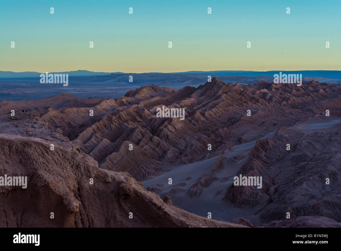 valle-de-la-luna-moon-valley-on-atacama-desert-chile-stock-photo-alamy