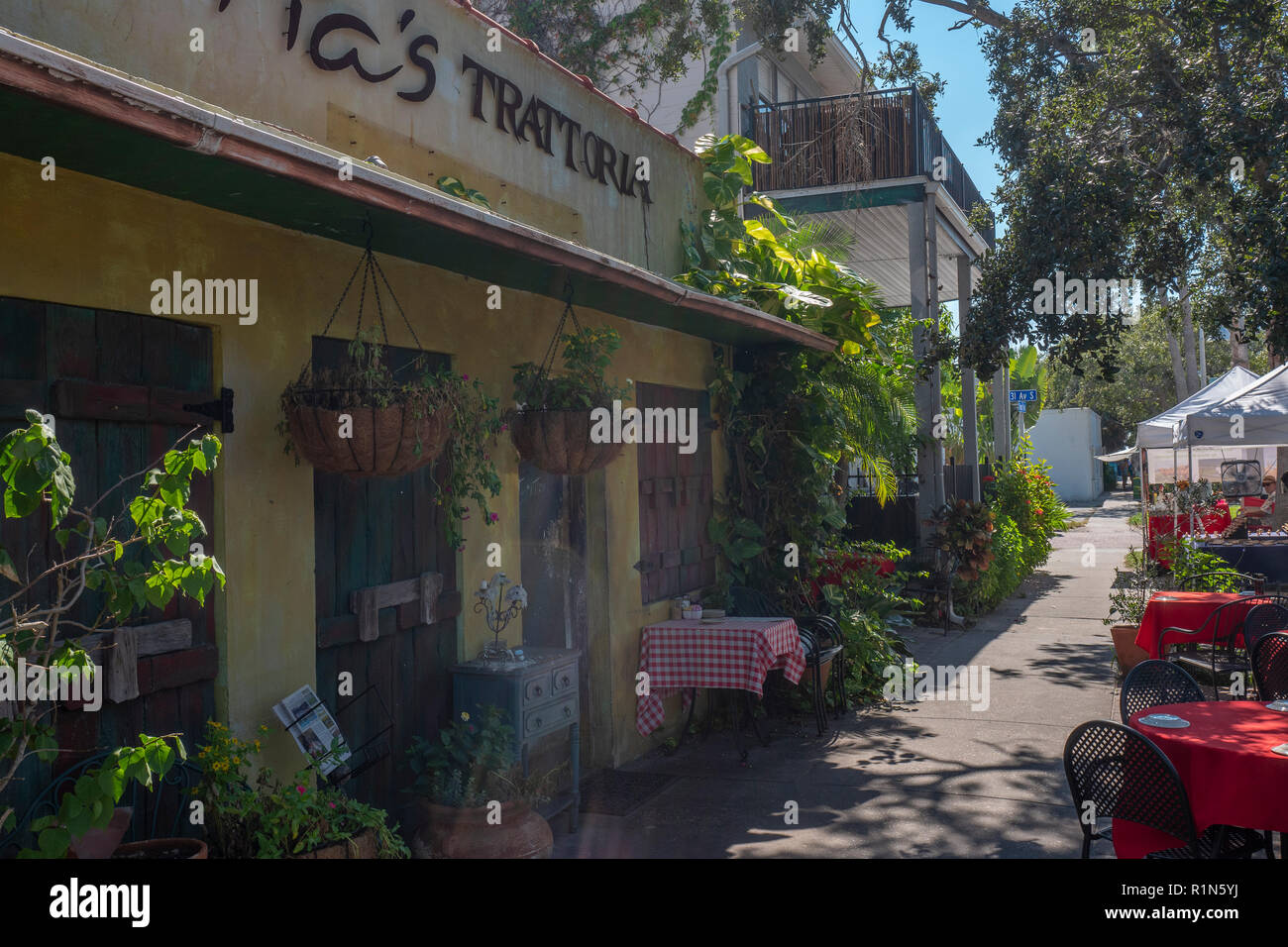 Gulfport, Florida, USA., Tuesday 30.10.18, Mid week, Market, Crafts, Food, Vegetables, © Peter