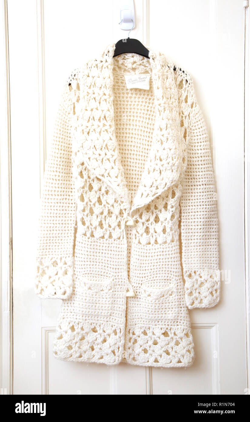 white guess jeans